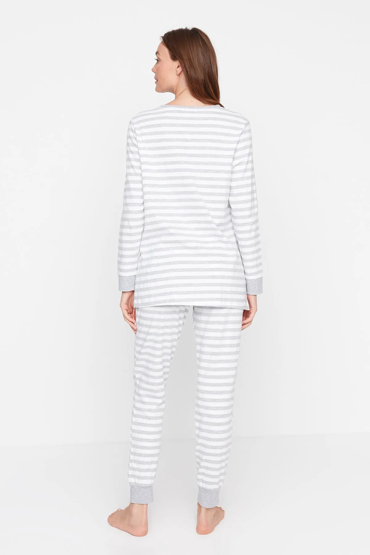 Trendyol Collection  Graues gestreiftes T-Shirt-Jogger-Pyjama-Set aus 100 % Baumwolle mit Strickmuster THMAW21PT0565