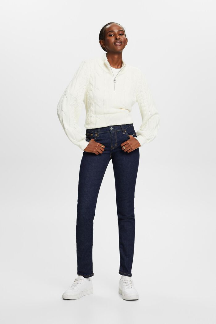 Recycelt: Schmale Jeans mit mittelhohem Bund