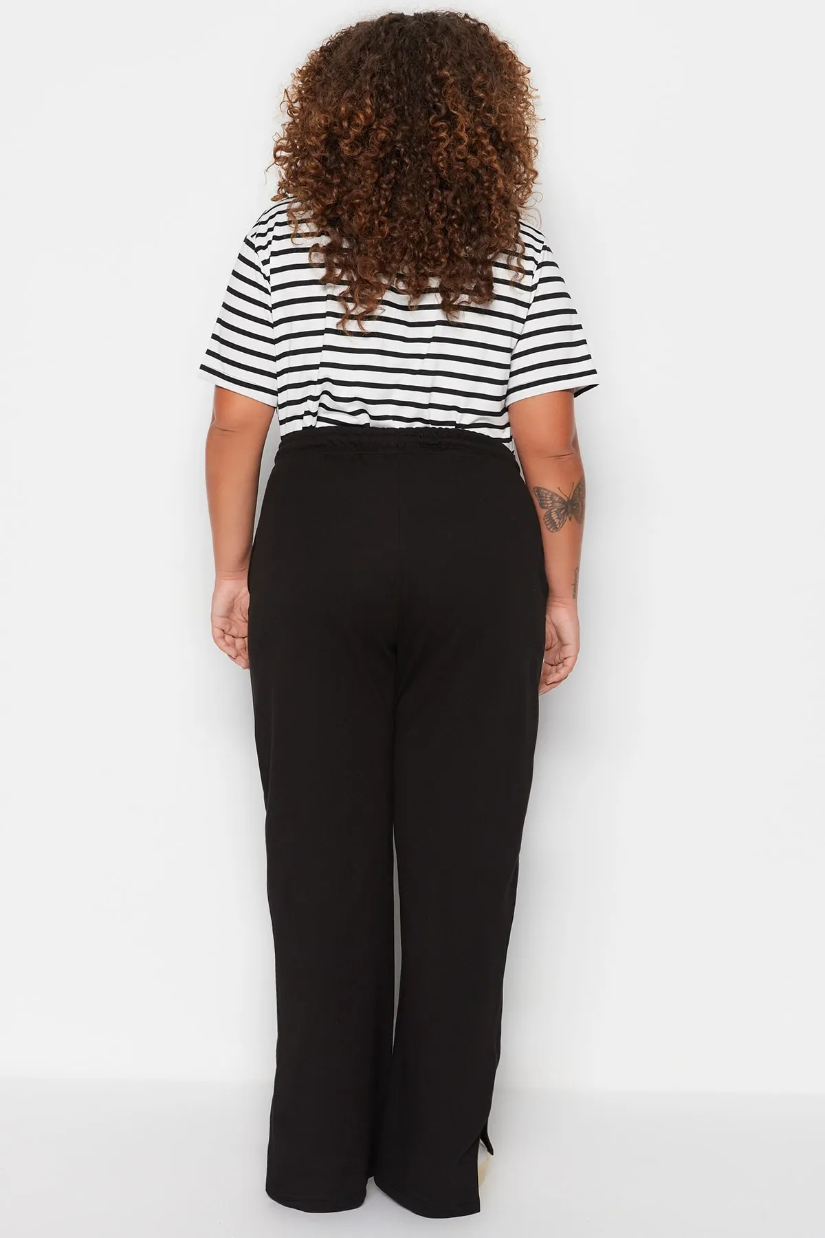 Trendyol Curve  Schwarze gerade geschnittene Strick-Jogginghose mit dünnem Schlitz TBBSS23AJ00003