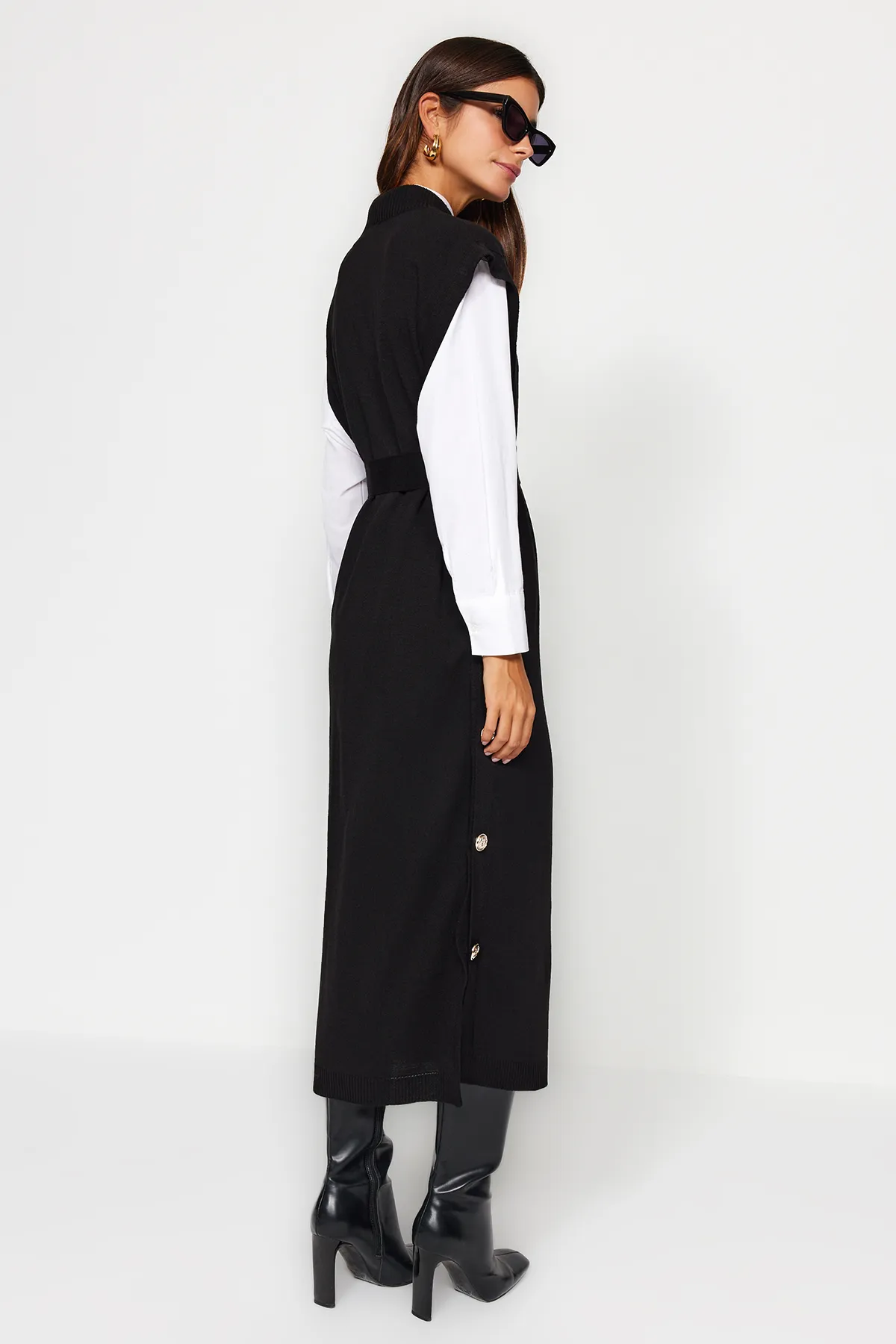 Trendyol Modest  Schwarzes Strickpulloverkleid mit Knöpfen und detaillierten Details TCTAW24UV00038