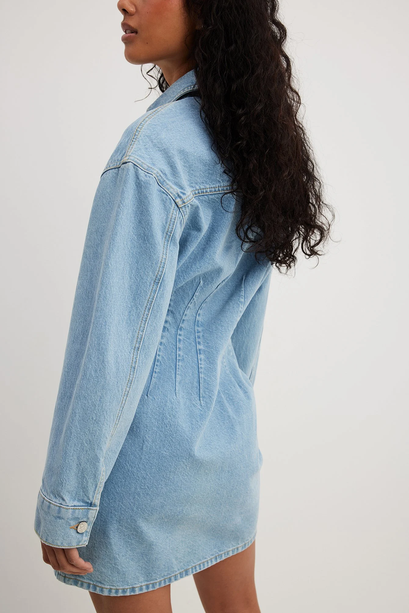 Minikleid aus Denim mit markierter Taille