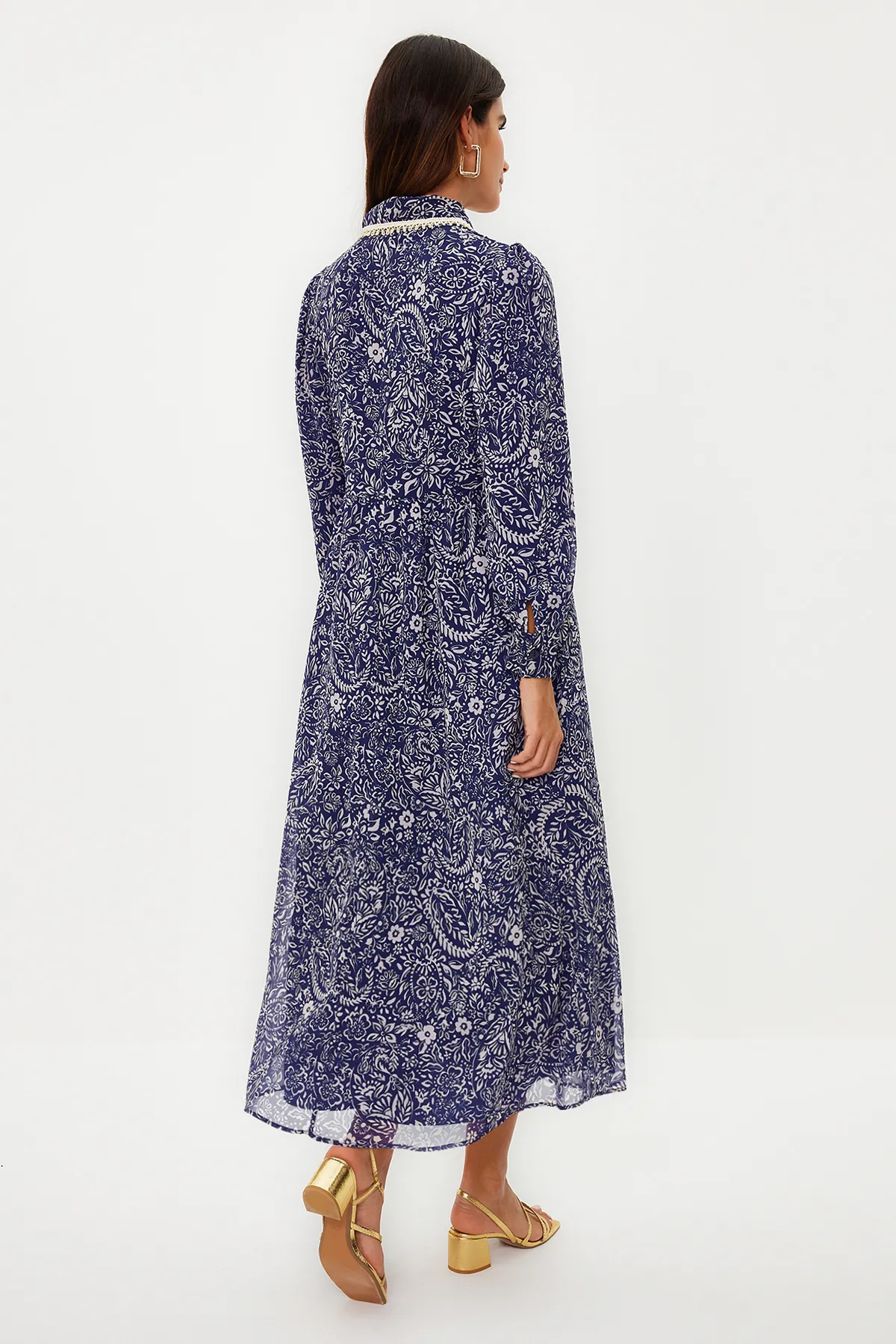 Trendyol Modest  Blaues Kleid aus Chiffon mit Blumenkragen und detailliertem Futter TCTSS24EB00033