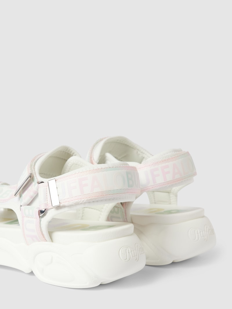 Sandalen mit Label-Details in weiß