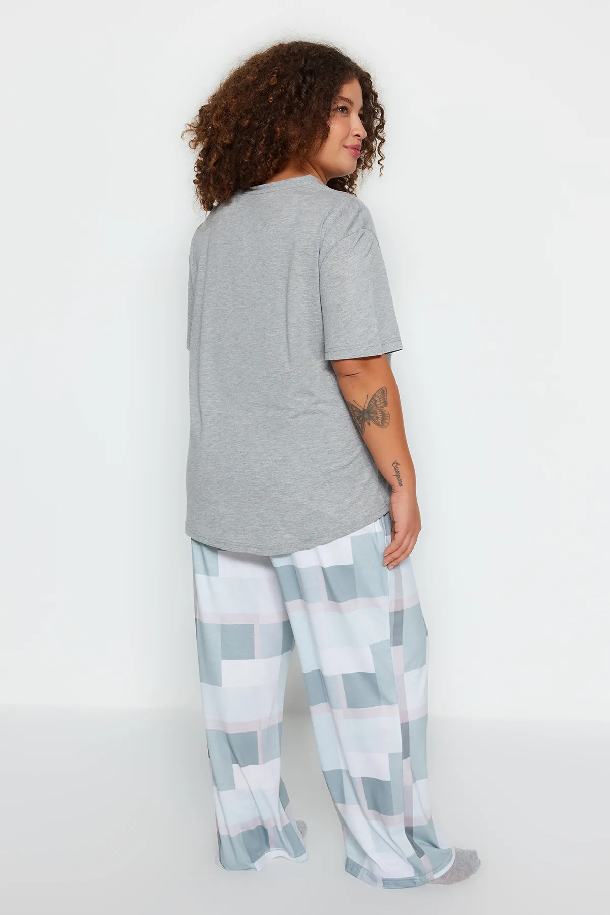 Trendyol Curve  Grau bedrucktes kariertes Strickpyjama-Set TBBAW24AI00020