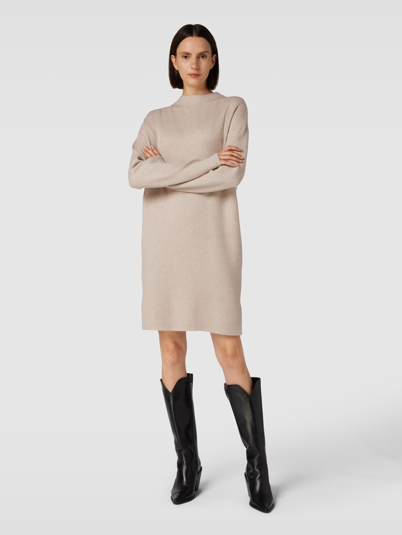 Knielanges Strickkleid mit Rundhalsausschnitt in beige meliert