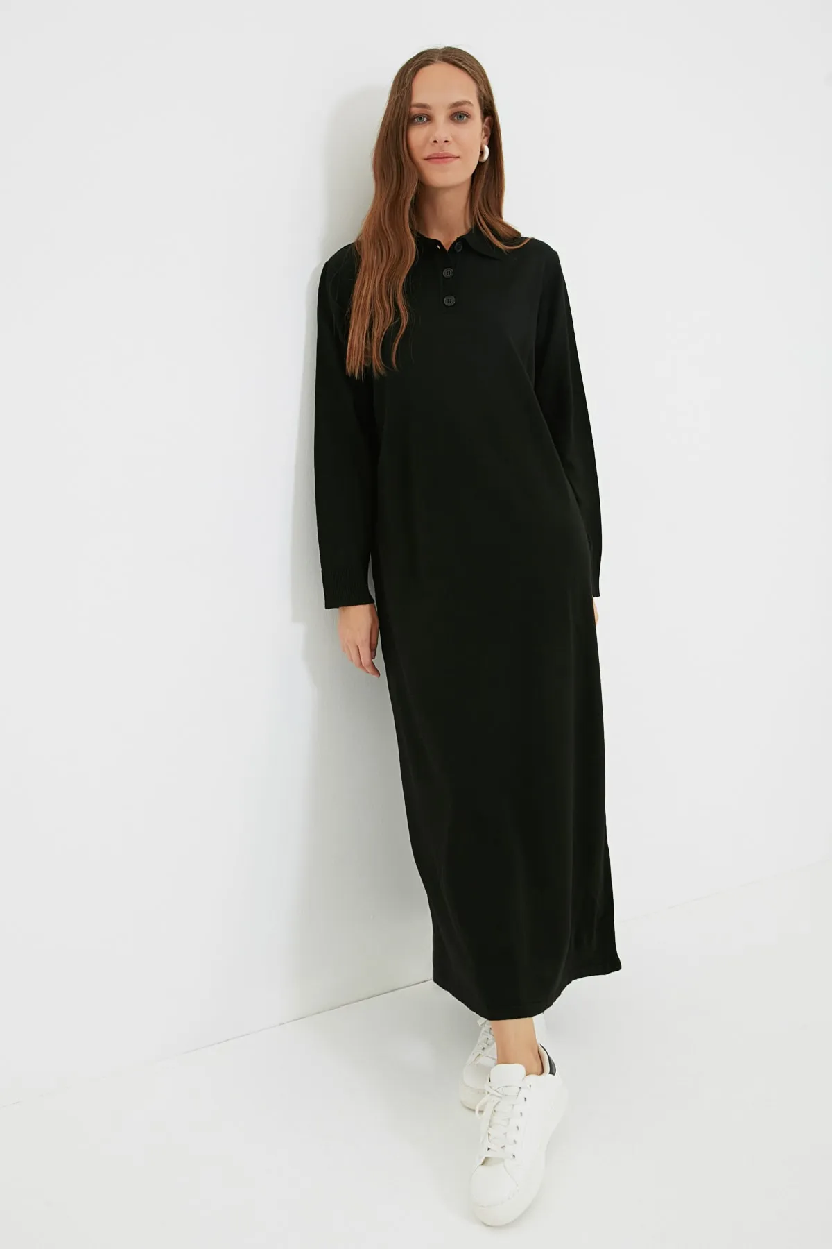 Trendyol Modest  Schwarzes gestreiftes Strickkleid mit Polokragen TCTAW22EB0212