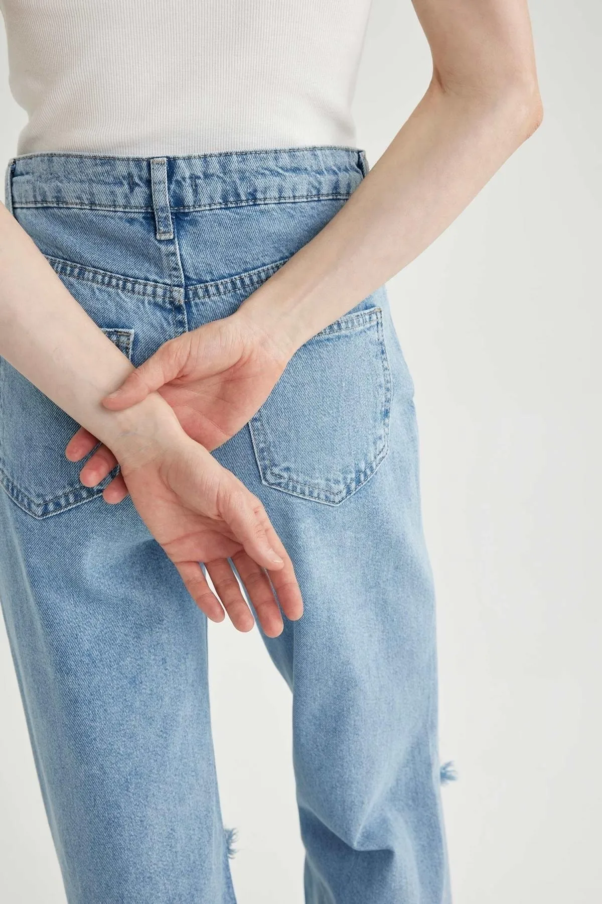 DeFacto  90er-Jahre-Jeans mit weitem Bein und zerrissenen Details, lange Jeans A5148ax23hs