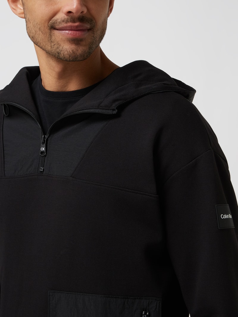 Hoodie mit Reißverschlusstaschen in schwarz