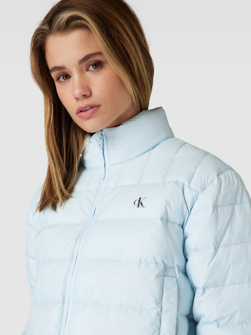Steppjacke mit Label-Detail in hellblau