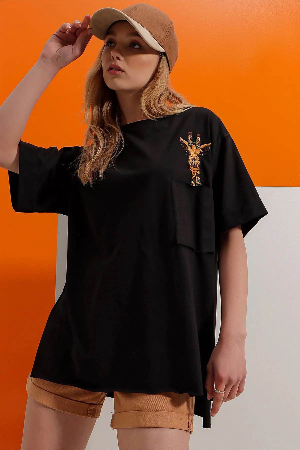 Trend Alaçatı Stili  Schwarzes Damen-T-Shirt mit Rundhalsausschnitt und Giraffen-Stickerei, doppelärmelig, lasergeschnitten, Oversize-T-Shirt ALC-X8475