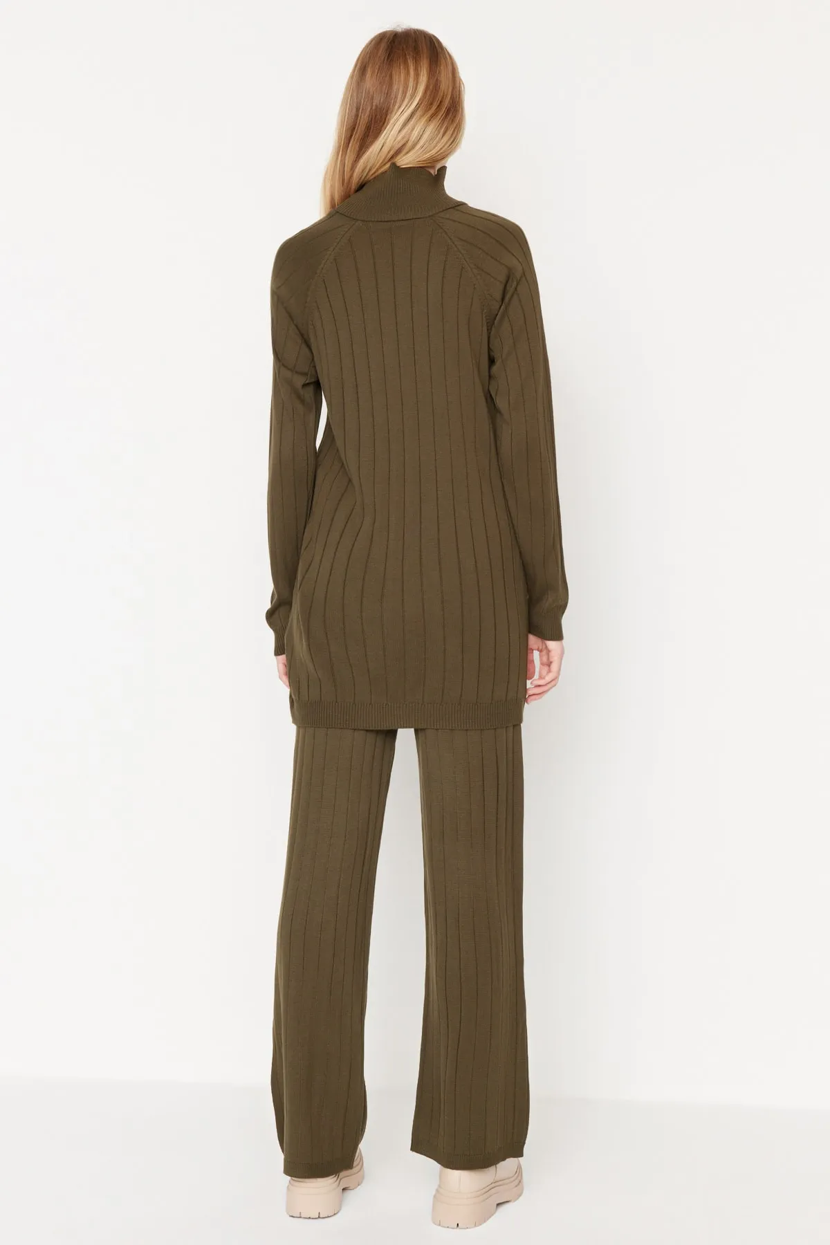 Trendyol Modest  Braunes Strickset aus geripptem Rollkragenpullover und Hose TCTAW23US00002
