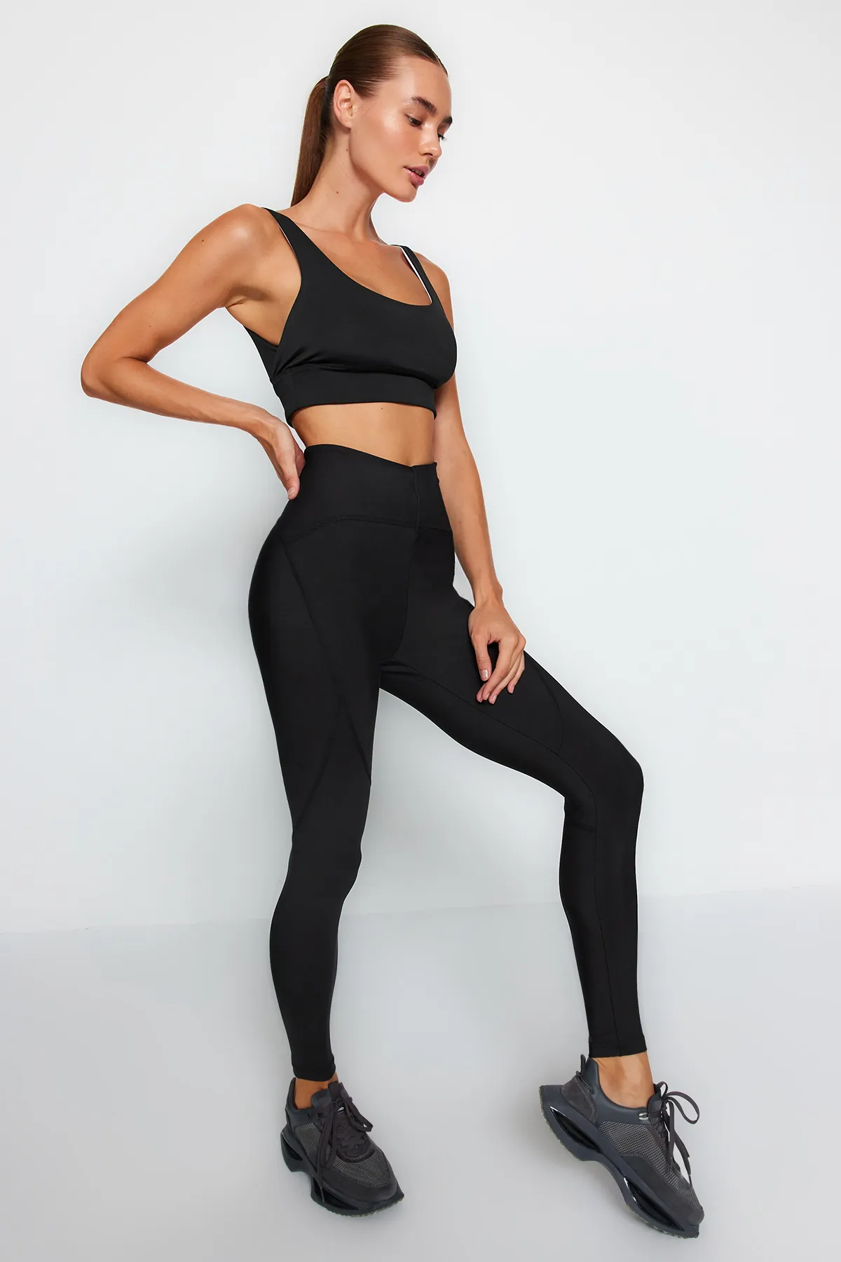 Trendyol Collection  Schwarze Recovery-Sportleggings in voller Länge aus Strick TWOSS21TA0023