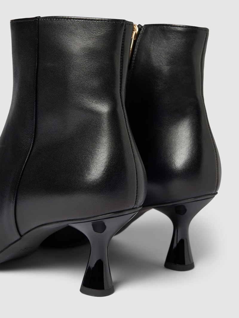 Stiefeletten aus Leder mit Reißverschluss in schwarz