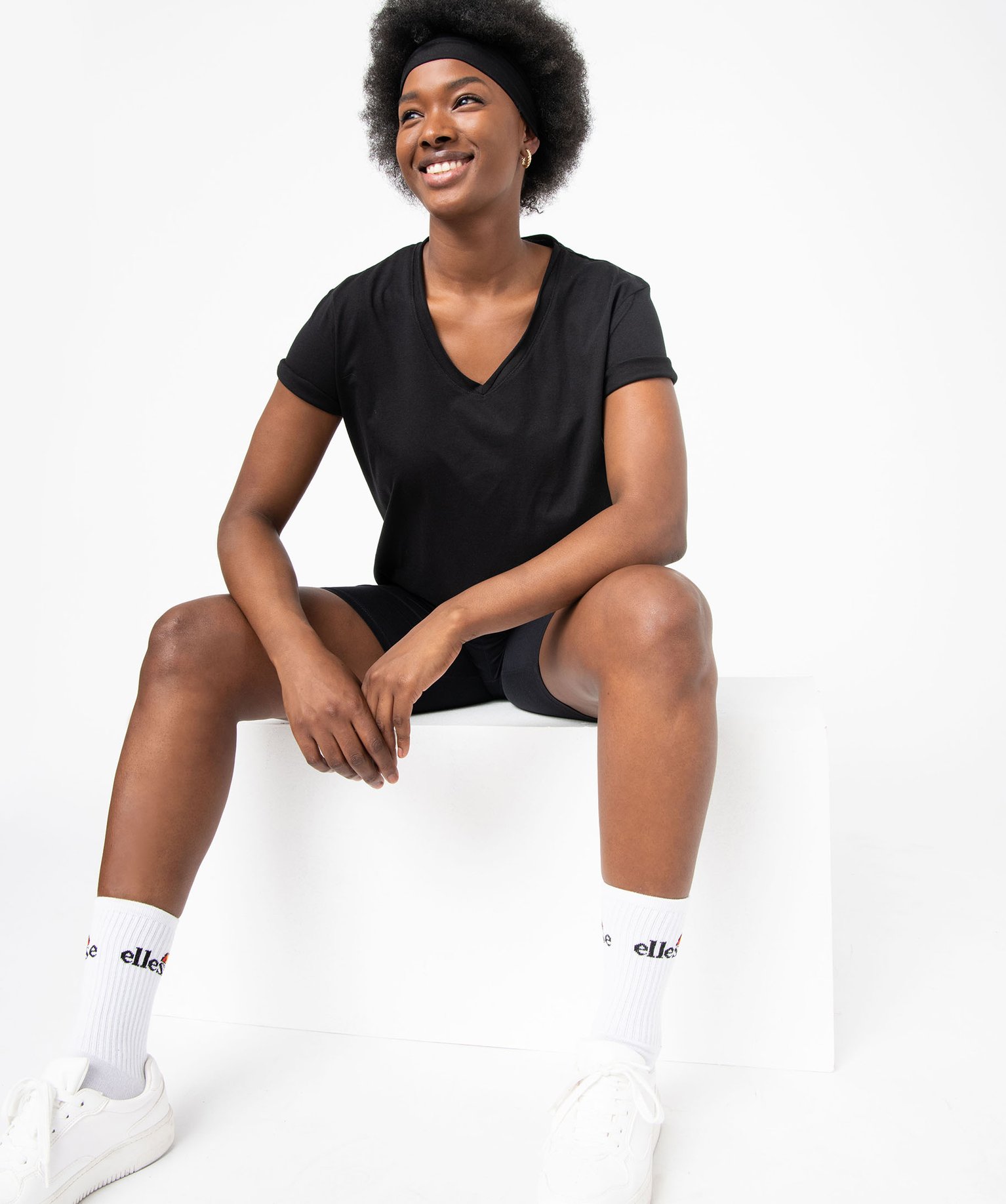 Tee-shirt femme à manches courtes avec col V roulotté noir | GEMO