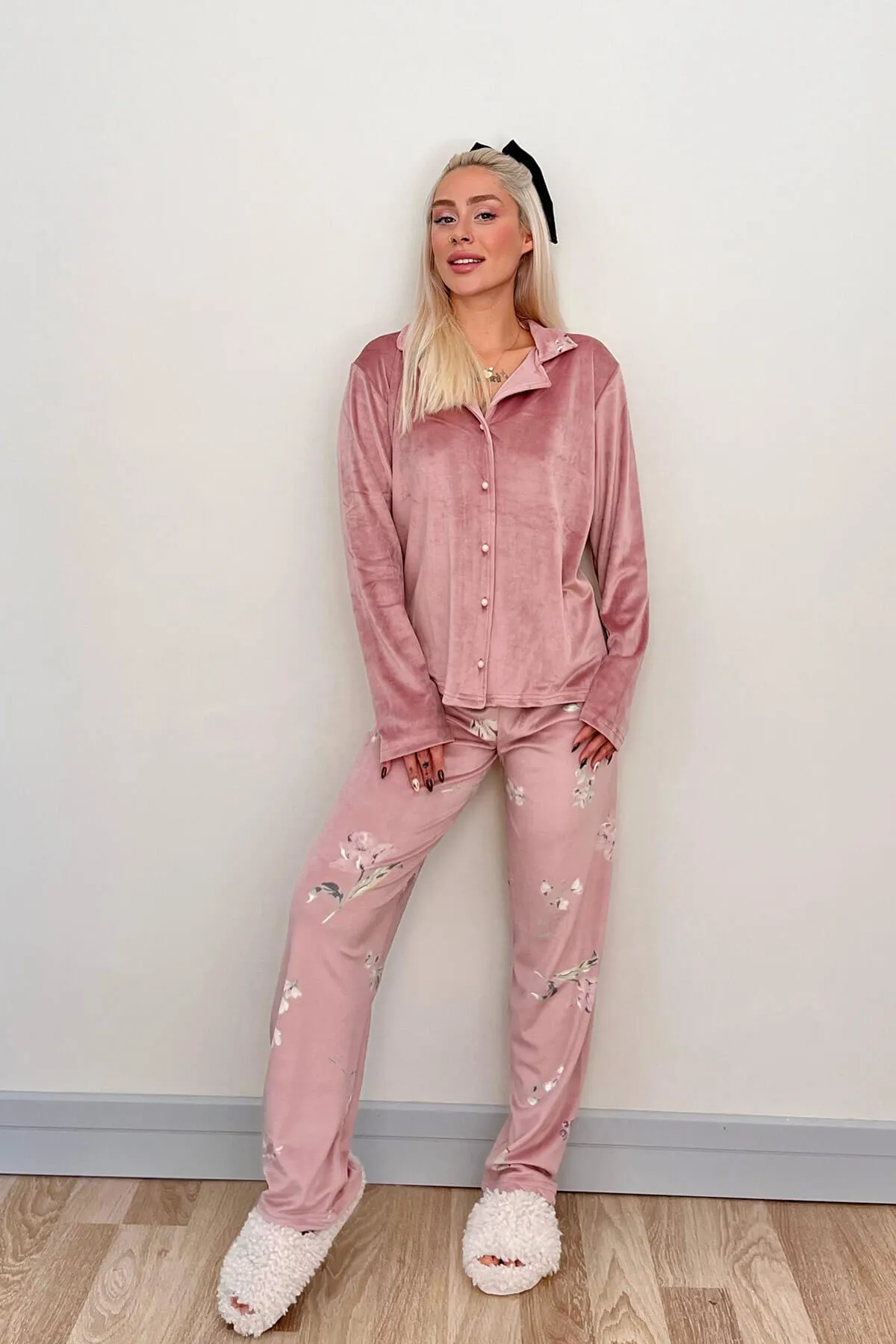 Pijamaevi  Exklusives Damen-Pyjama-Set aus Samt mit puderfarbenem Blumenmuster