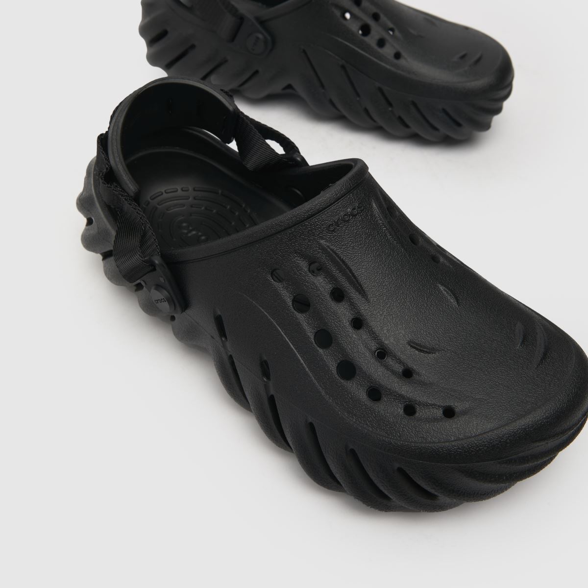 Crocs Echo klumpa szandál fekete színben