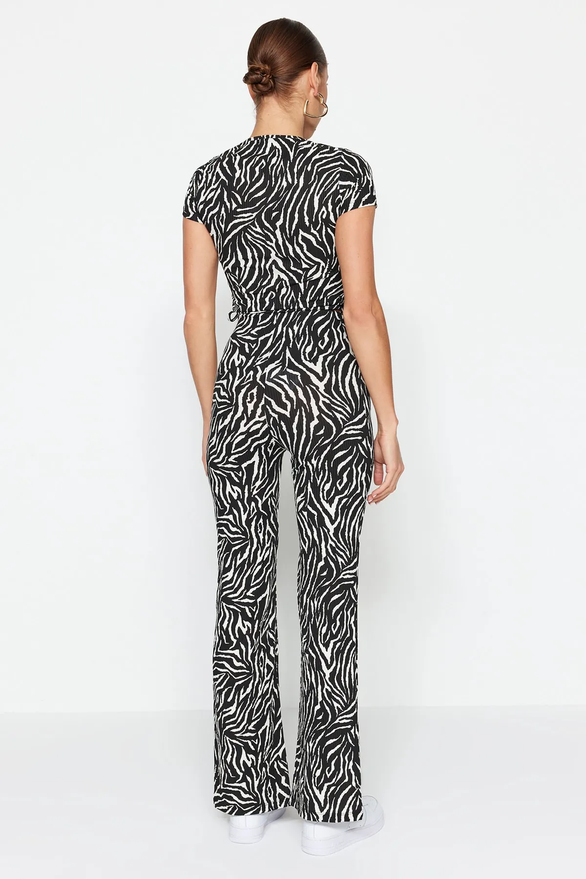 Trendyol Collection  Schwarze gerade gestrickte Hose mit Zebramuster und Schlitz, hoher Taille und hohem Bund TWOSS22PL0243