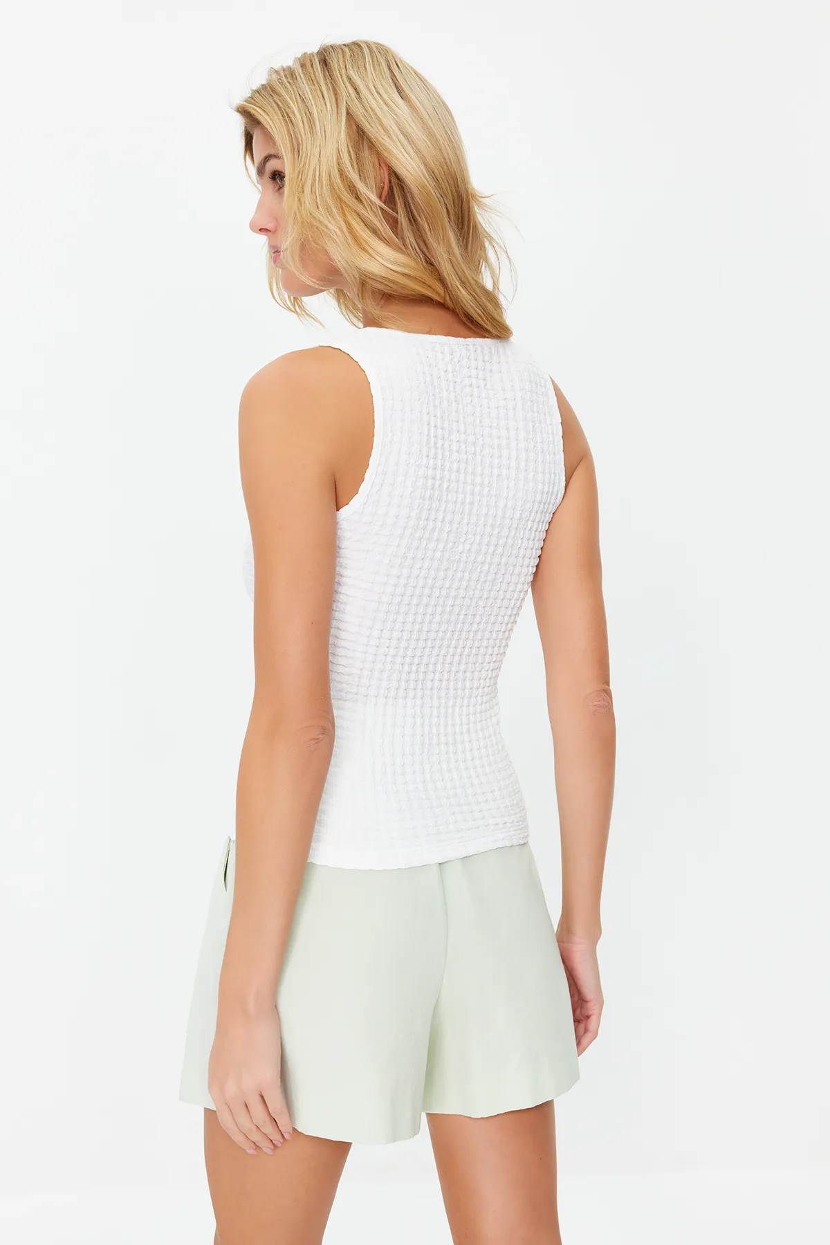 Trendyol Collection  Weißes Neckholder-Tanktop aus strukturiertem, flexiblem Strick TWOSS24AL00017