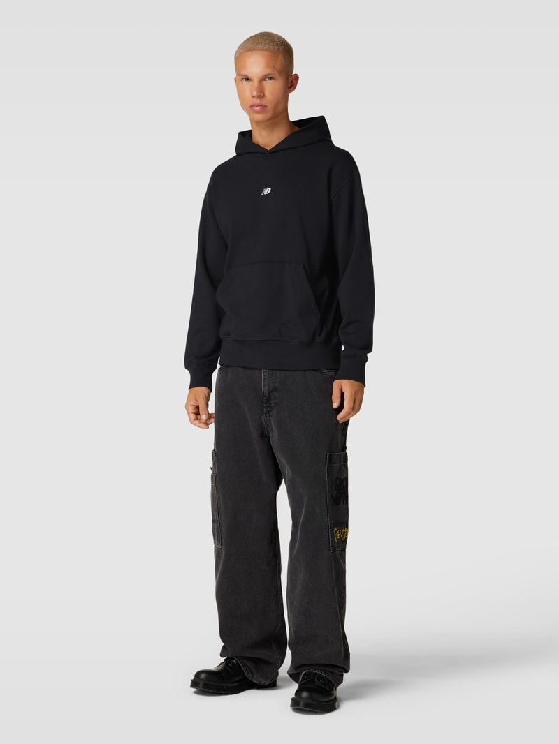 Hoodie mit Känguru-Tasche in schwarz