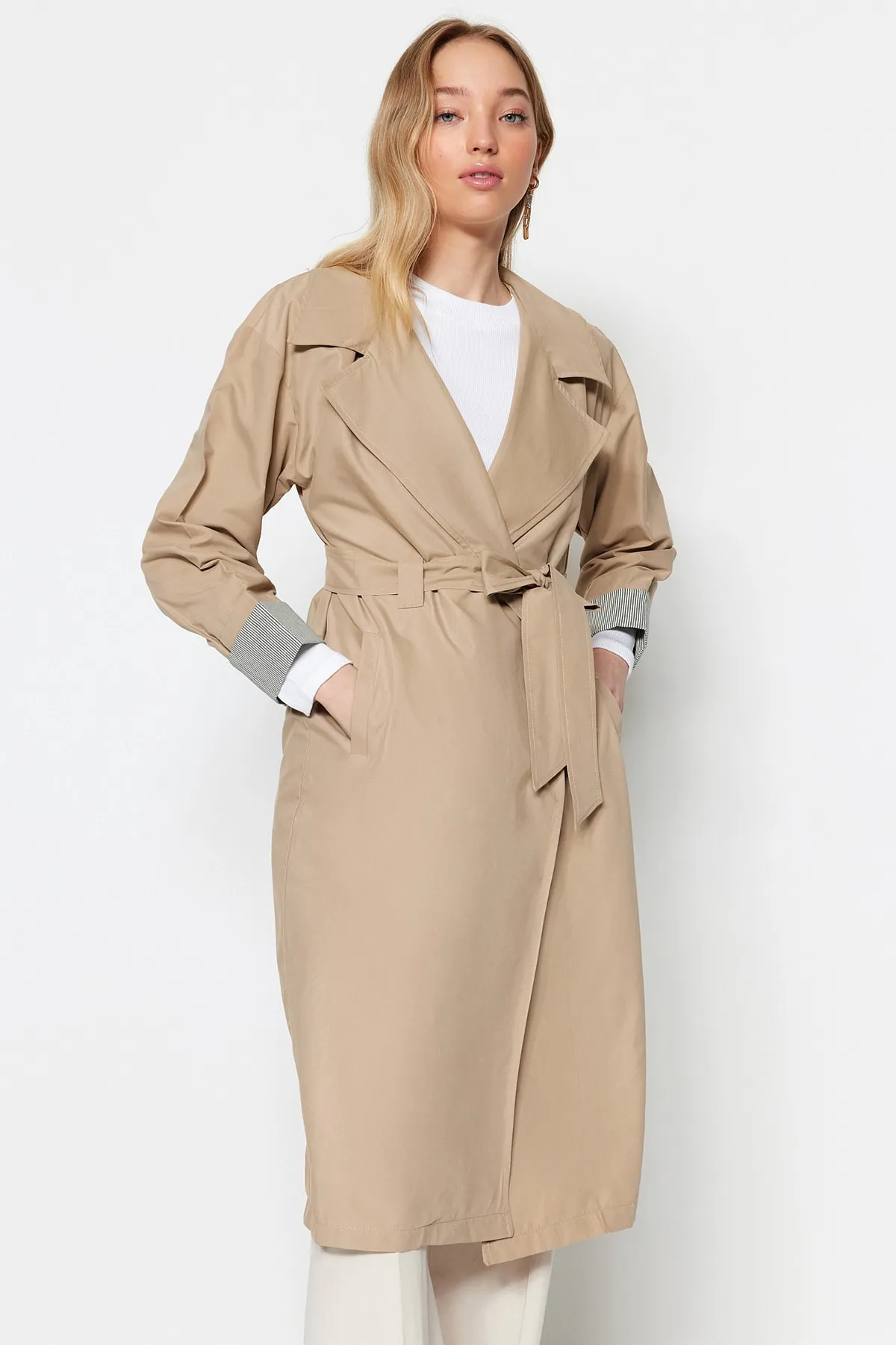 Trendyol Modest  Beiger gewebter Trenchcoat mit Bindedetail in der Taille TCTSS23CL00002