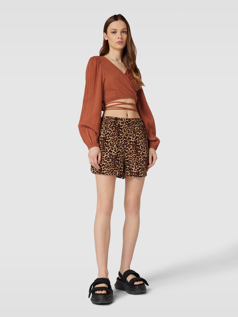 Shorts aus reiner Viskose mit Bindegürtel in schwarz