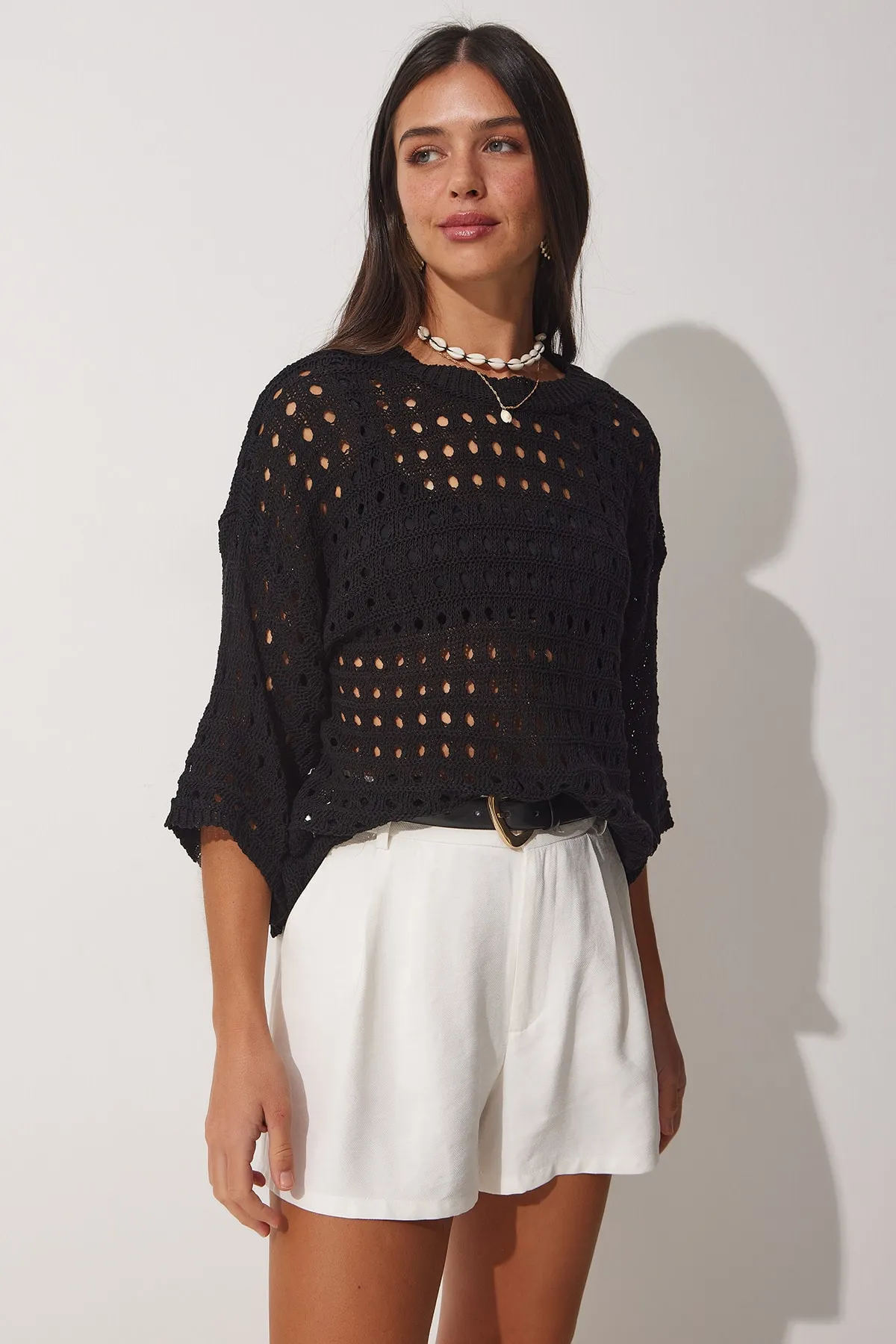 Happiness İstanbul  Schwarze durchbrochene Sommerstrickbluse mit Rundhalsausschnitt für Damen Kİ00082