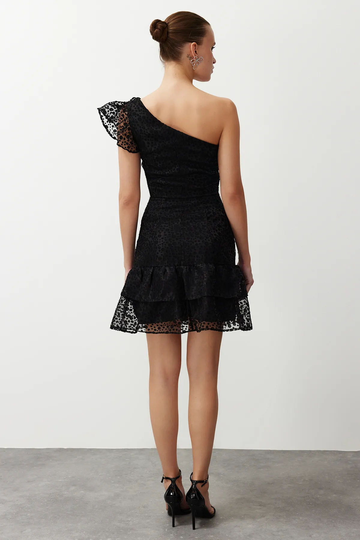 Trendyol Collection  Schwarzes, elegantes Abendkleid aus Spitze mit einem Ärmel und Gürtelöffnung TPRSS24EL00155