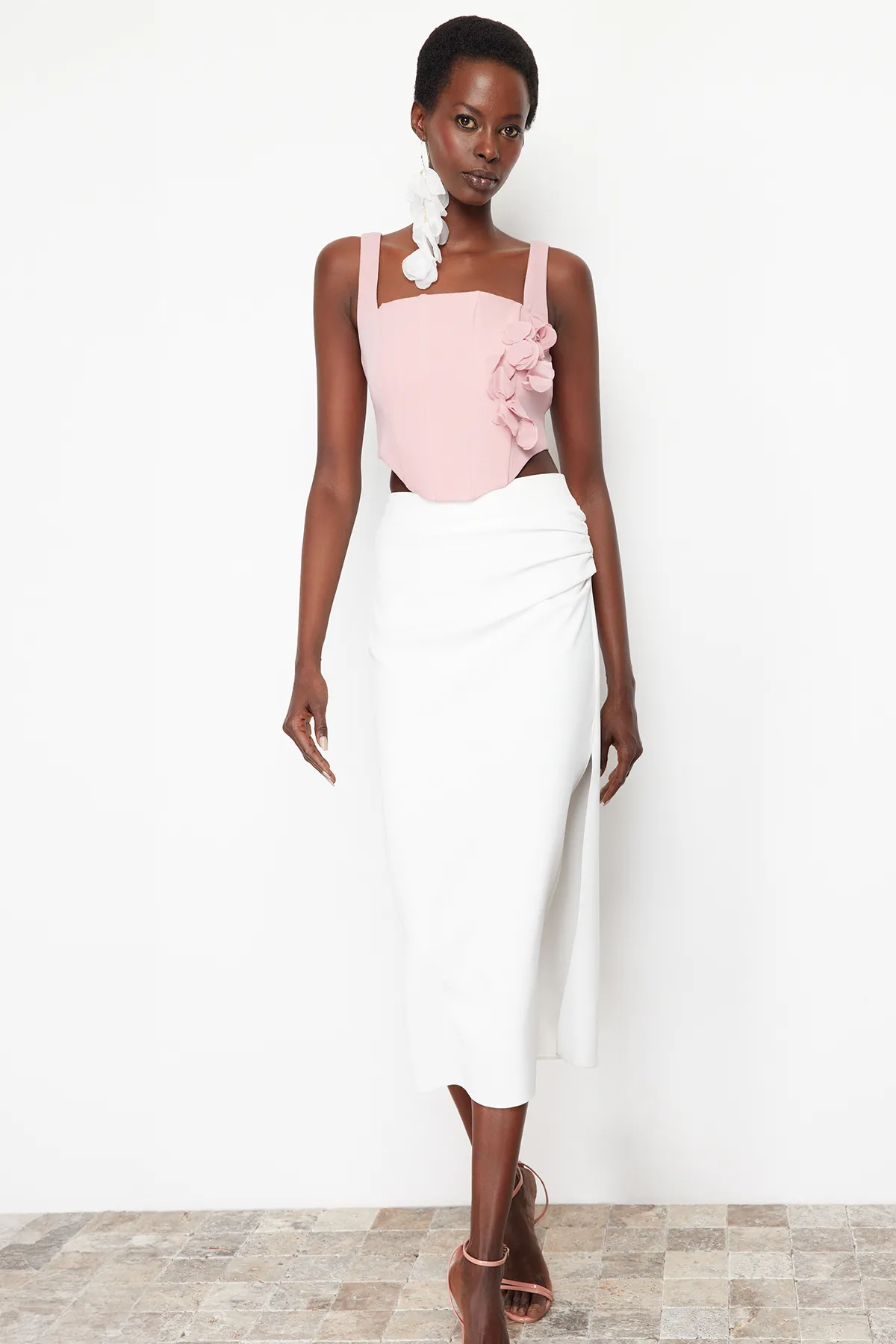 Trendyol Collection  Pudergewebtes Korsett-Bustier mit detailliertem Detail und Blumenaccessoires