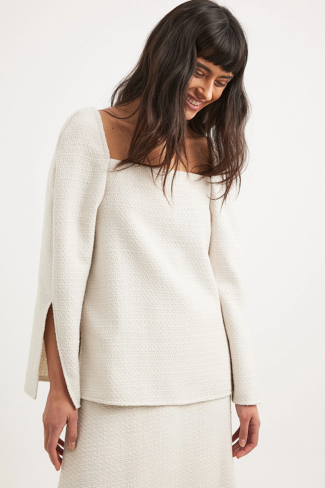 Strukturierte schulterfreie Bluse mit Schlitz