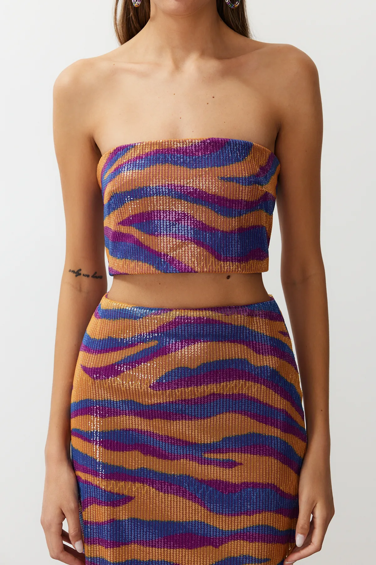 Trendyol Collection  Mehrfarbiges, gemustertes, bauchfreies, gefüttertes Bustier mit glitzernden Pailletten TPRSS24BS00009