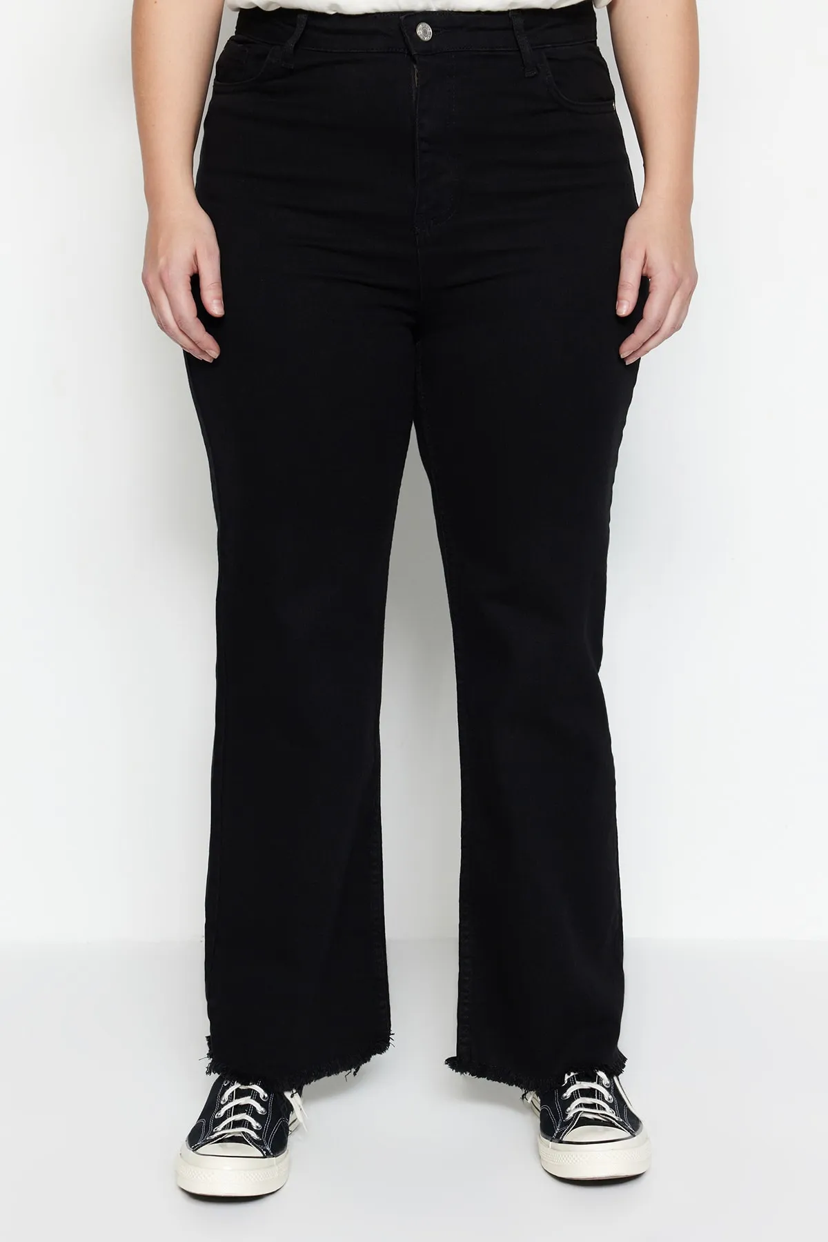 Trendyol Curve  Schwarze High-Waist-Jeans mit weitem Bein und schmutziger Spitze TBBSS23CJ00009