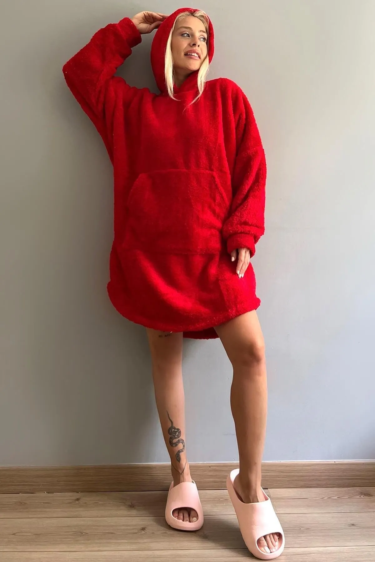 Pijamaevi  Roter, übergroßer Sweat-Poncho-Pyjama aus Vollplüsch mit Kapuze