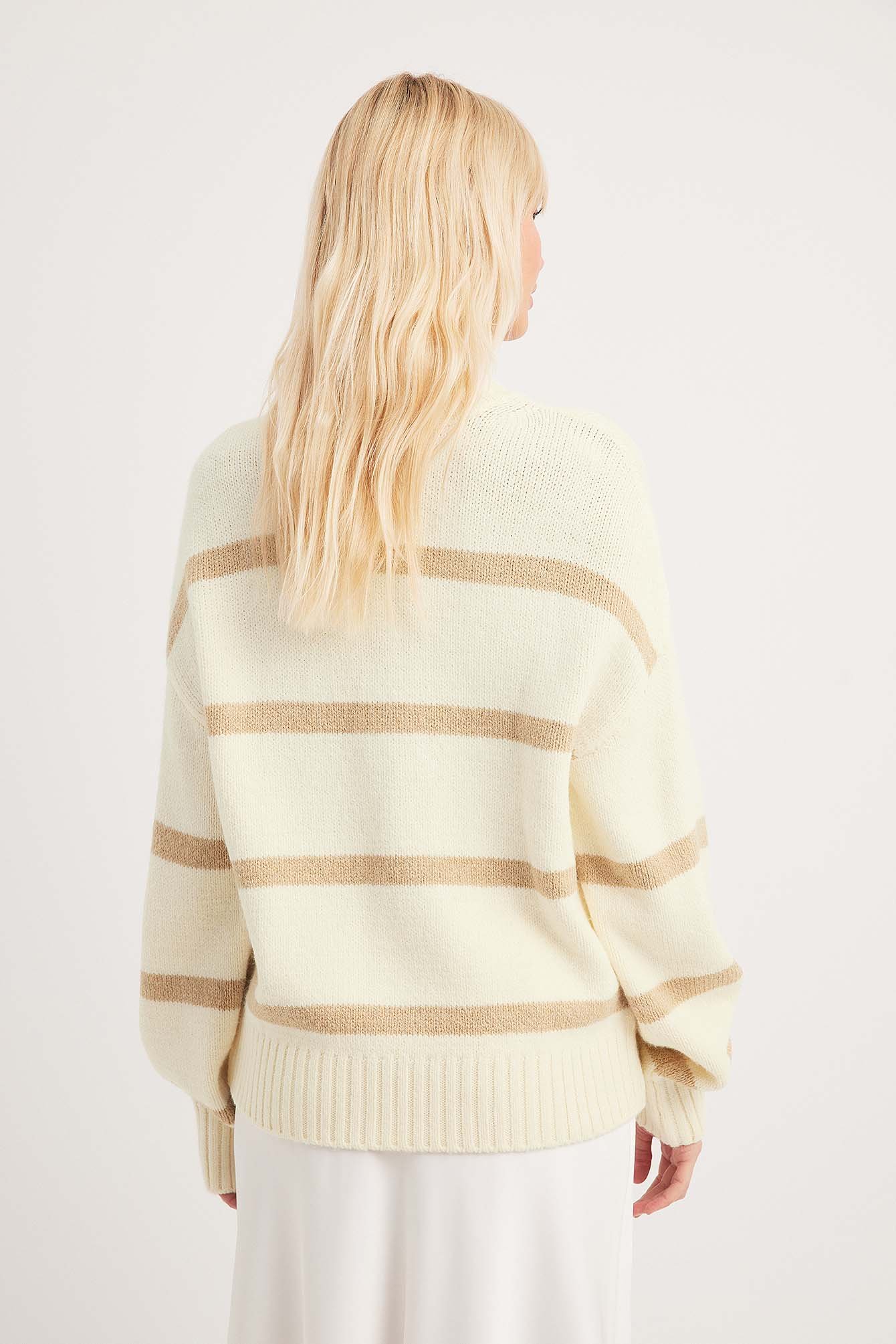 Gestreifter Strickpullover mit Rollkragen