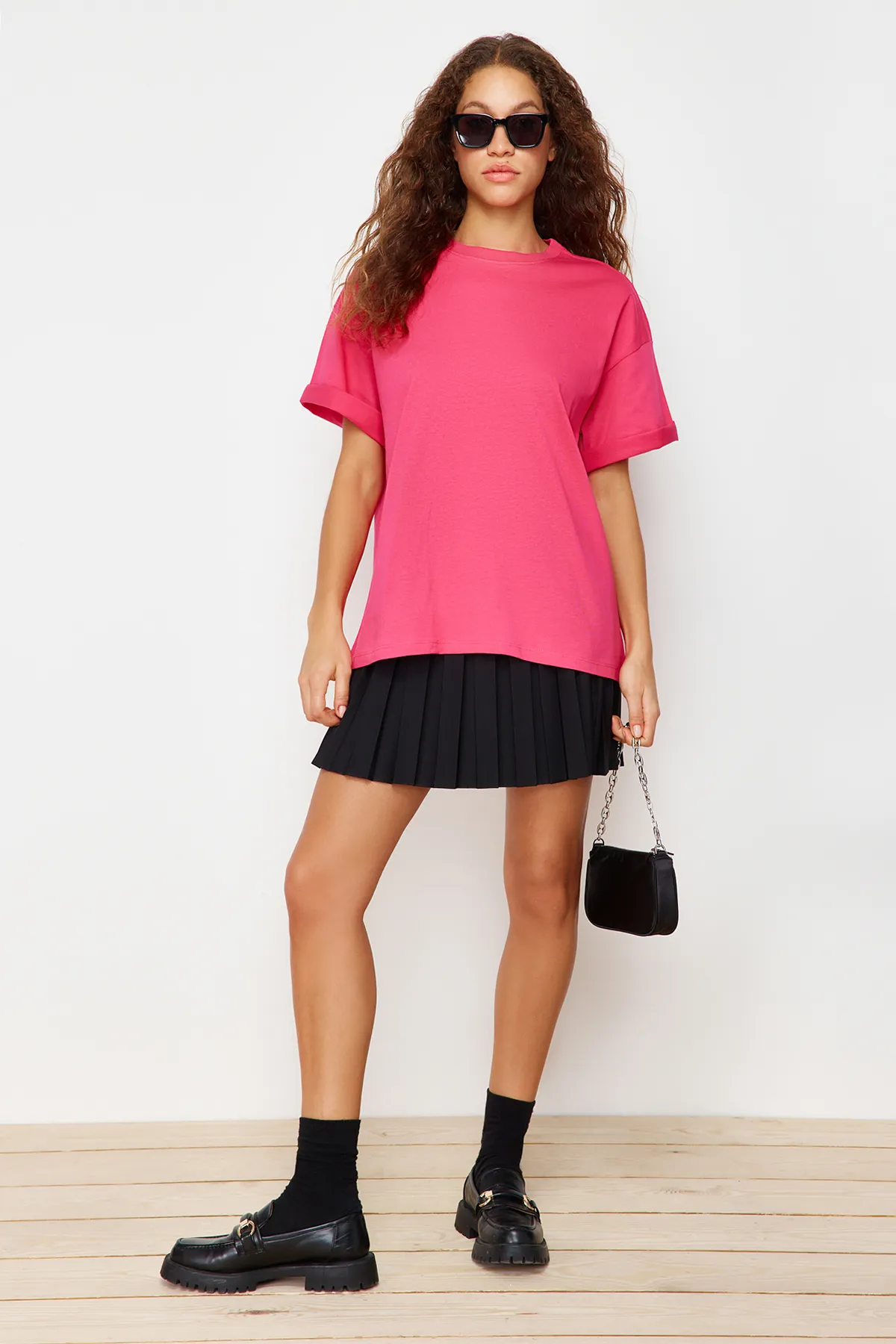 Trendyol Collection  Fuchsiafarbenes Premium-Strick-T-Shirt aus 100 % Baumwolle in Übergröße/weiter Passform mit Rundhalsausschnitt TWOSS23TS00040