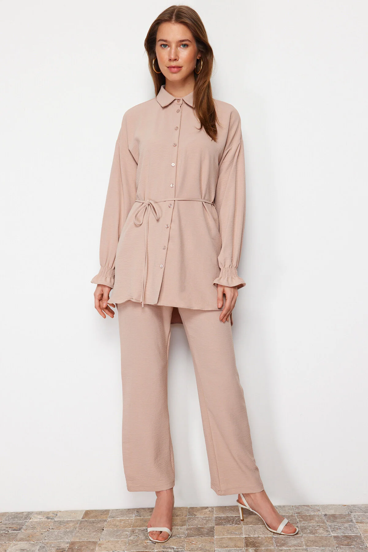 Trendyol Modest  Beiges gewebtes Aerobin-Hemd-Hosen-Set mit Gürtel TCTSS23US00018