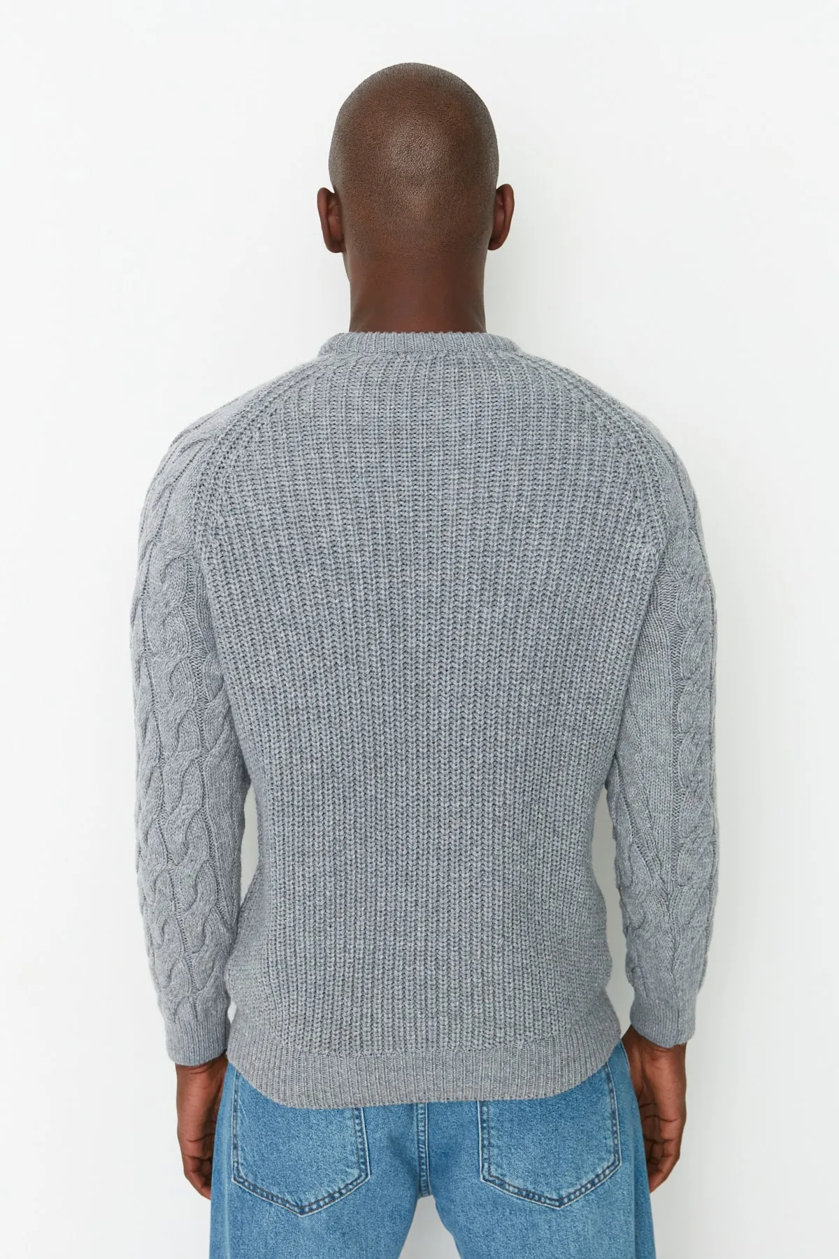 Trendyol Collection  Grauer Strickpullover mit Rundhalsausschnitt, normaler Passform und detailliertem Haarzopfmuster TMNAW22KZ2059