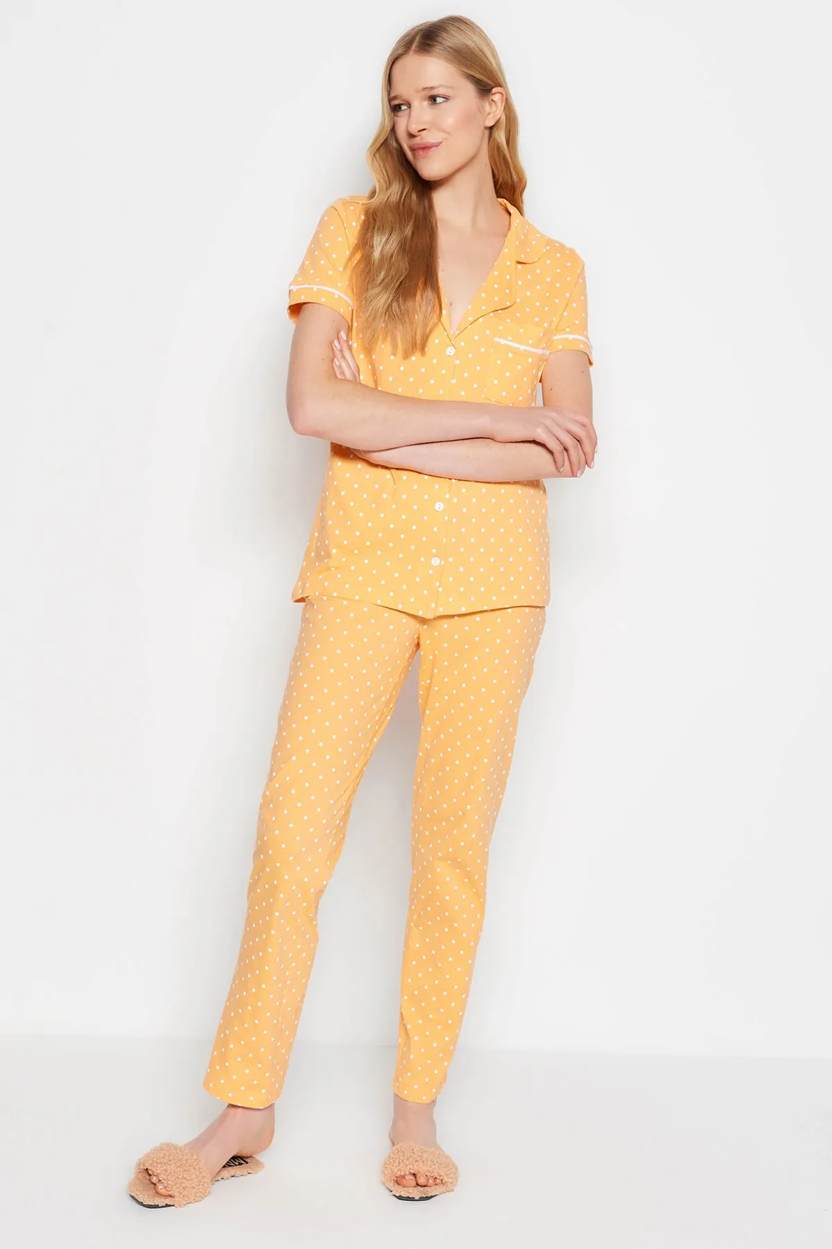 Trendyol Collection  Pfirsichfarbenes Strick-Pyjama-Set aus 100 % Baumwolle mit Paspelierung, gepunktetem Hemd und Hose THMSS20PT0304