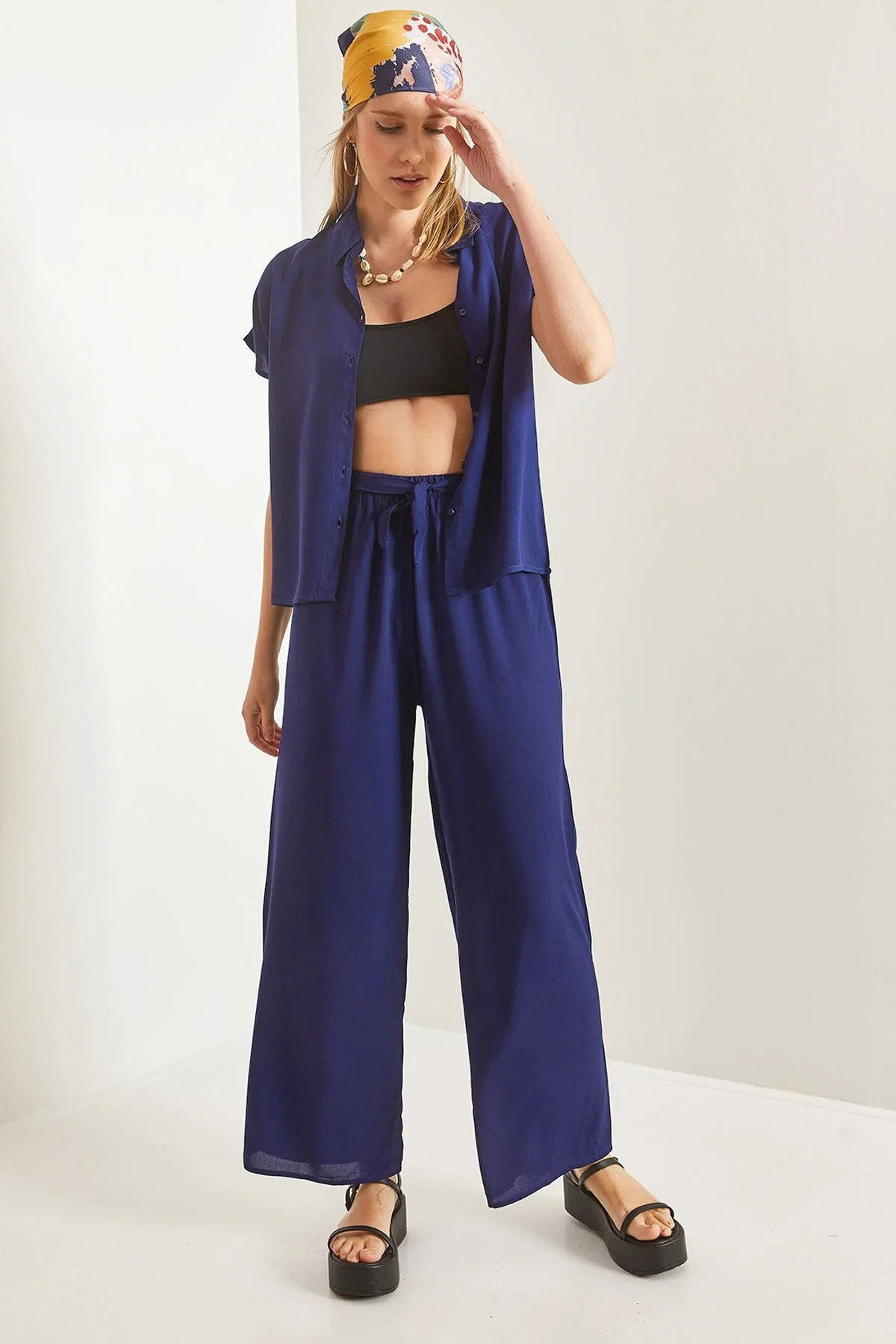 Bianco Lucci  Marineblaue Damenhose aus Viskose mit weitem Bein und Gürtel, 10061050