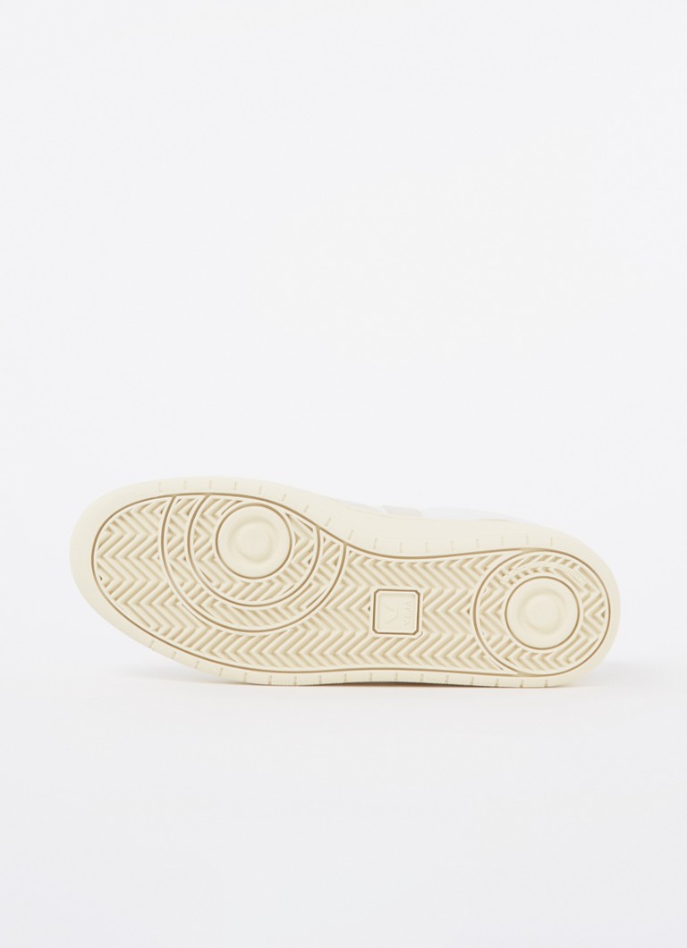 Scopri la sneaker V-90 in pelle con dettagli in camoscio.