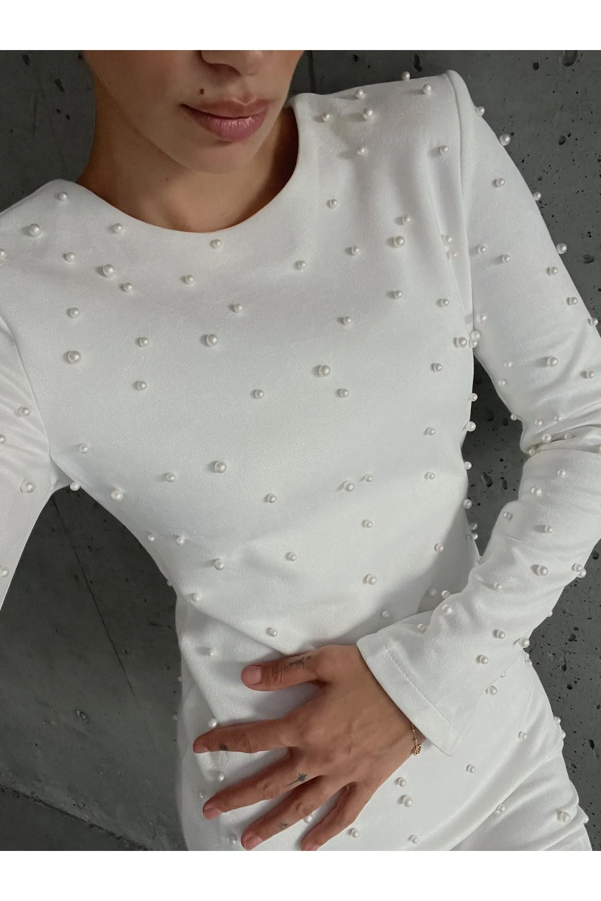 Laluvia  Weißes wattiertes Perlen-Wildlederkleid
