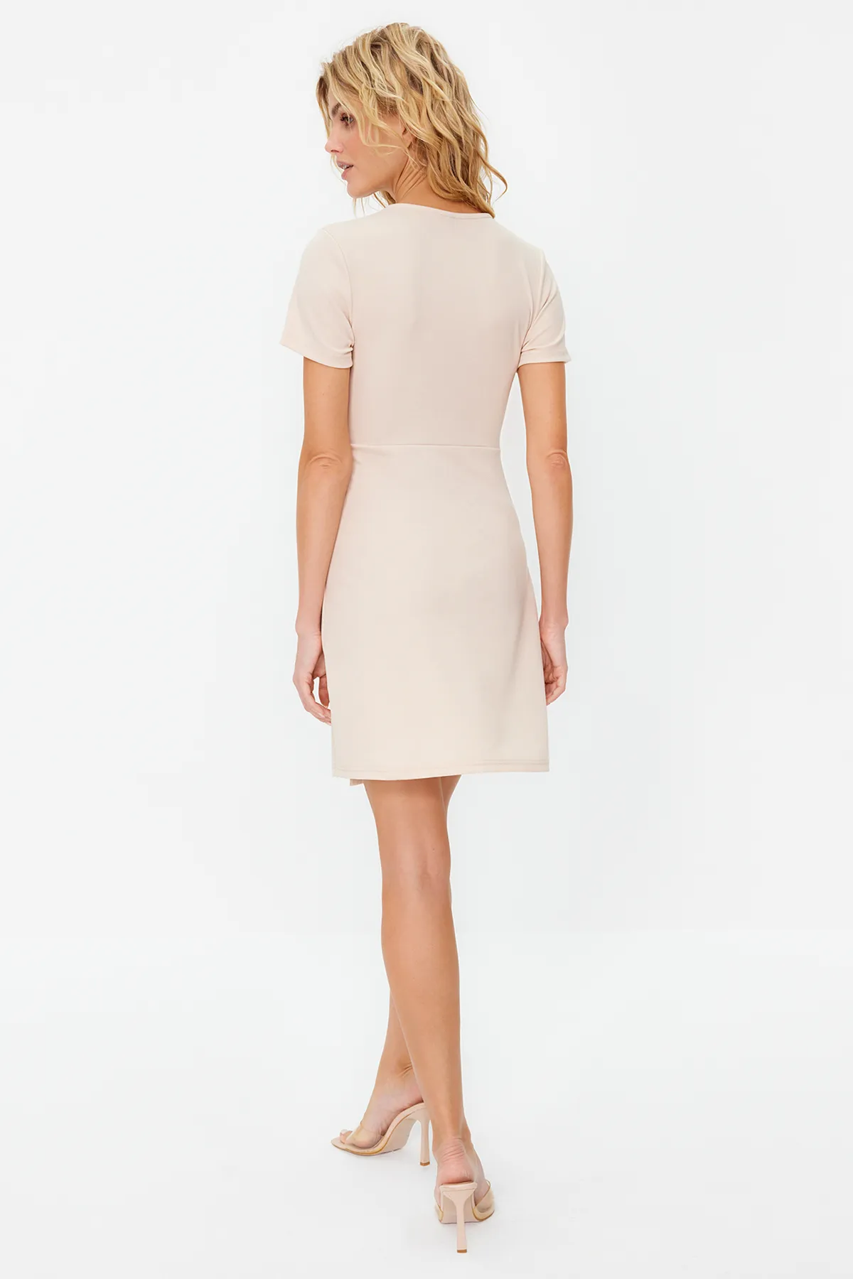 Trendyol Collection  Zweireihiges Mini-Strickkleid aus Krepp in Steinoptik mit zweireihigem Kragen TWOSS23EL01703