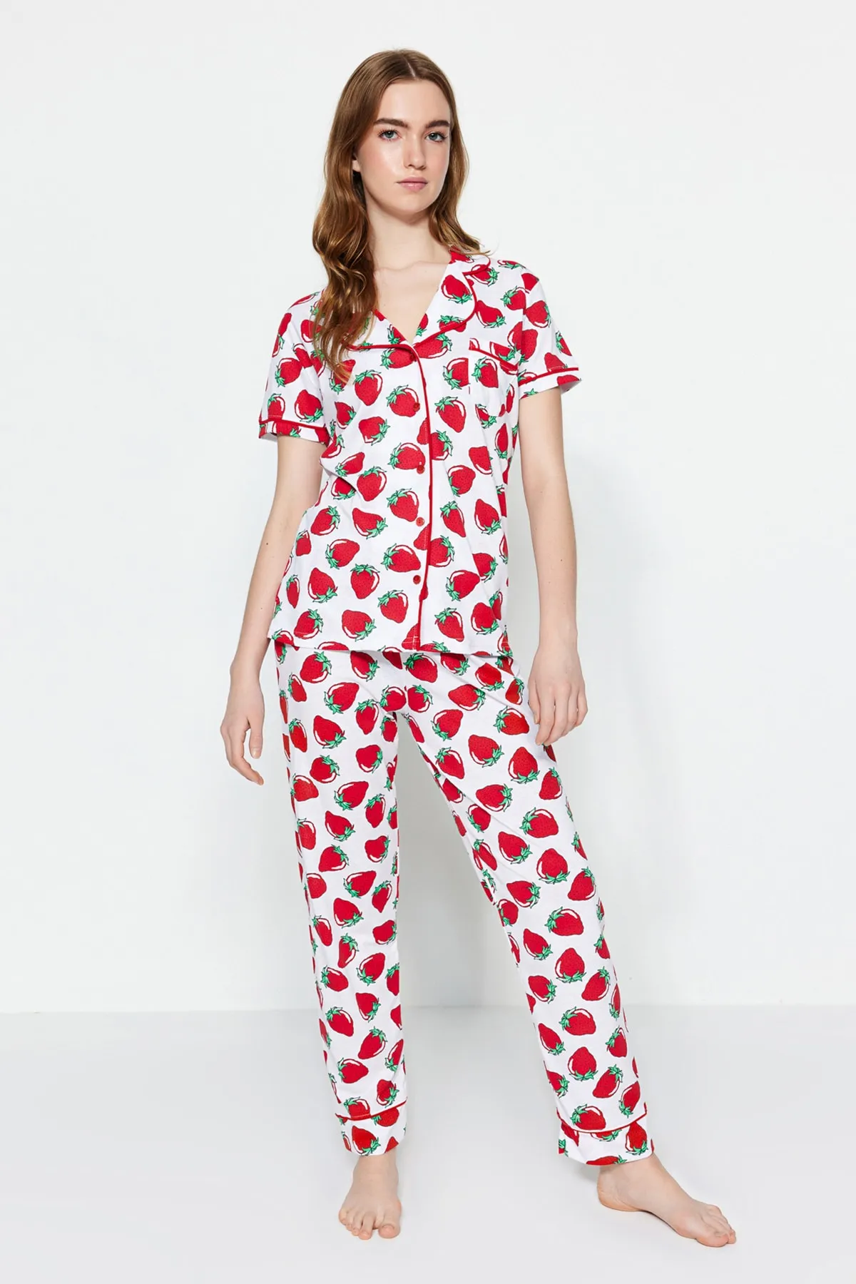 Trendyol Collection  Weißes Pyjama-Set aus Strick mit Erdbeermuster und Paspelierung THMSS21PT0784