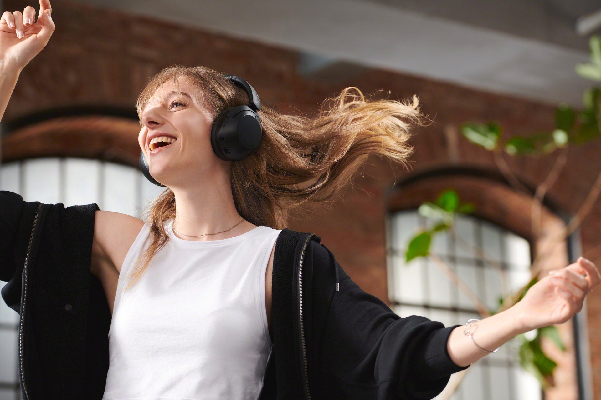 Sony WH-XB910N Over-Ear-Kopfhörer (LED Ladestandsanzeige, Google Assistant, Siri, A2DP Bluetooth, AVRCP Bluetooth, HFP, HSP)