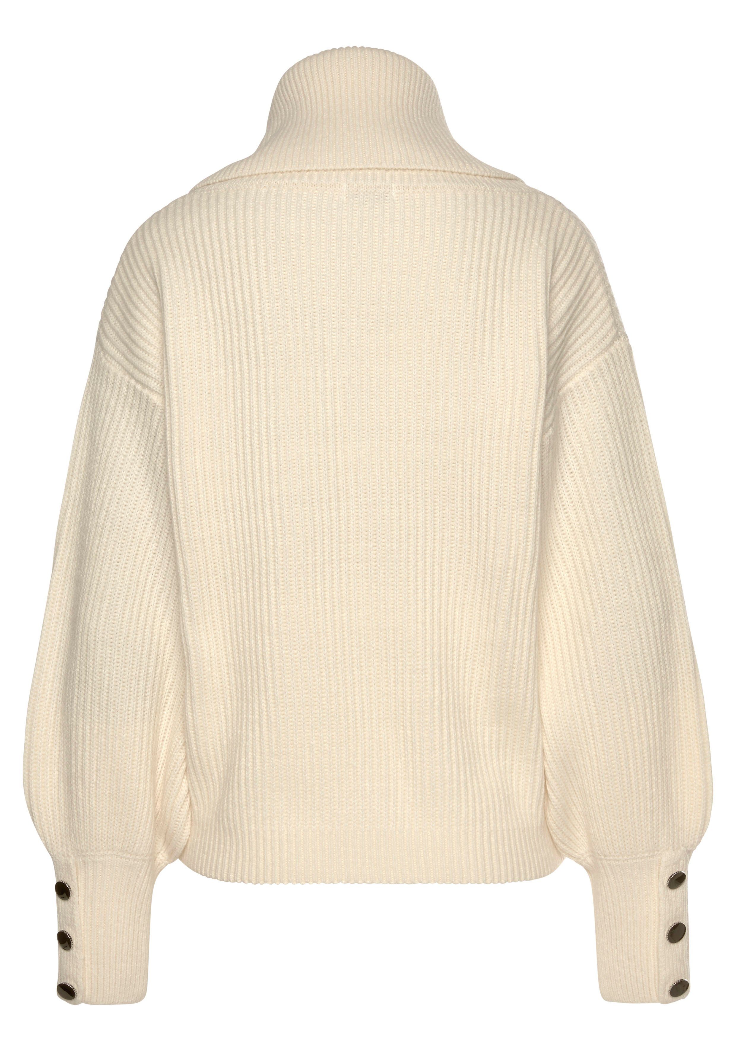 LASCANA Rollkragenpullover mit Zierknöpfen am Ärmelabschluss
