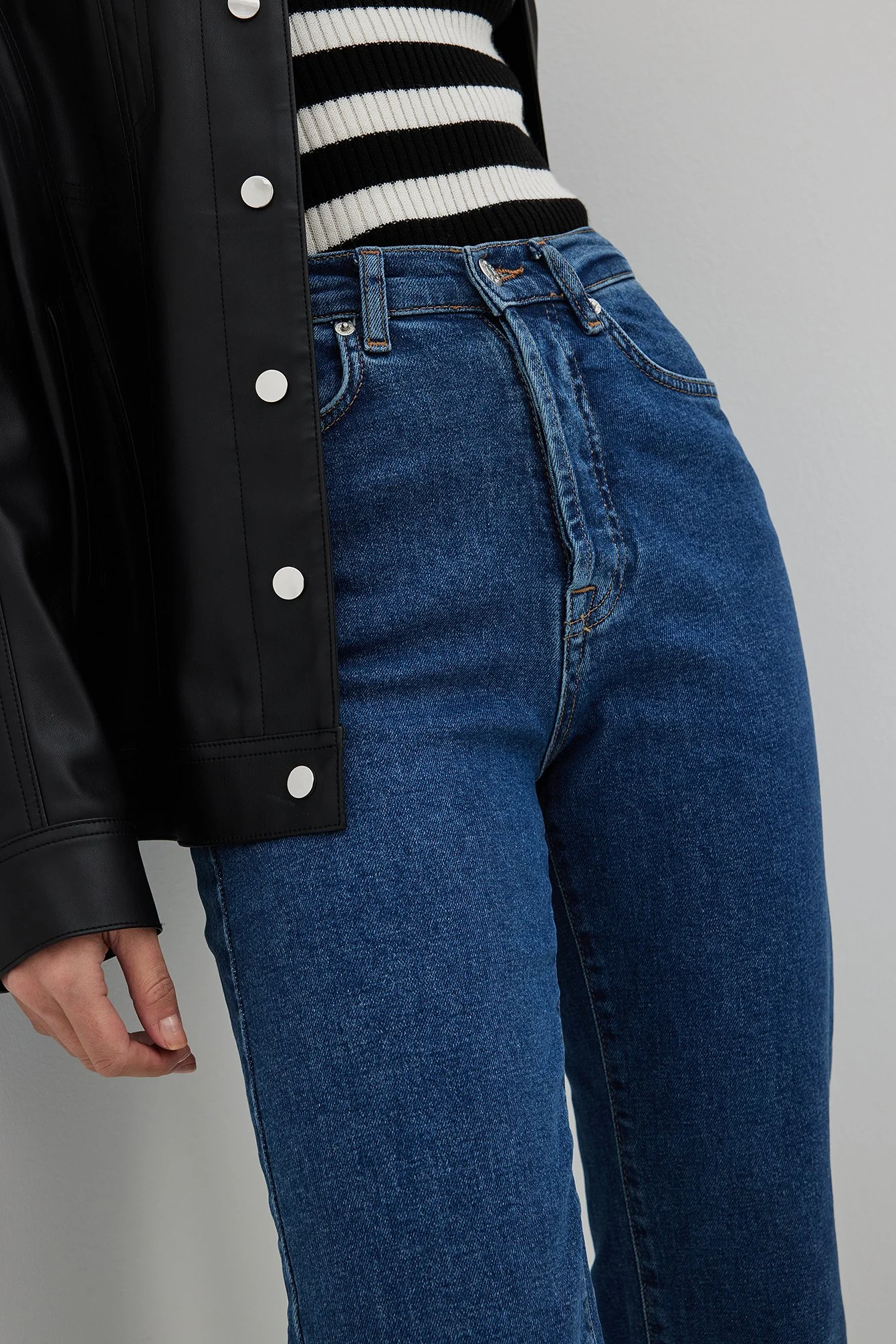 Gerade geschnittene Jeans mit hoher Taille