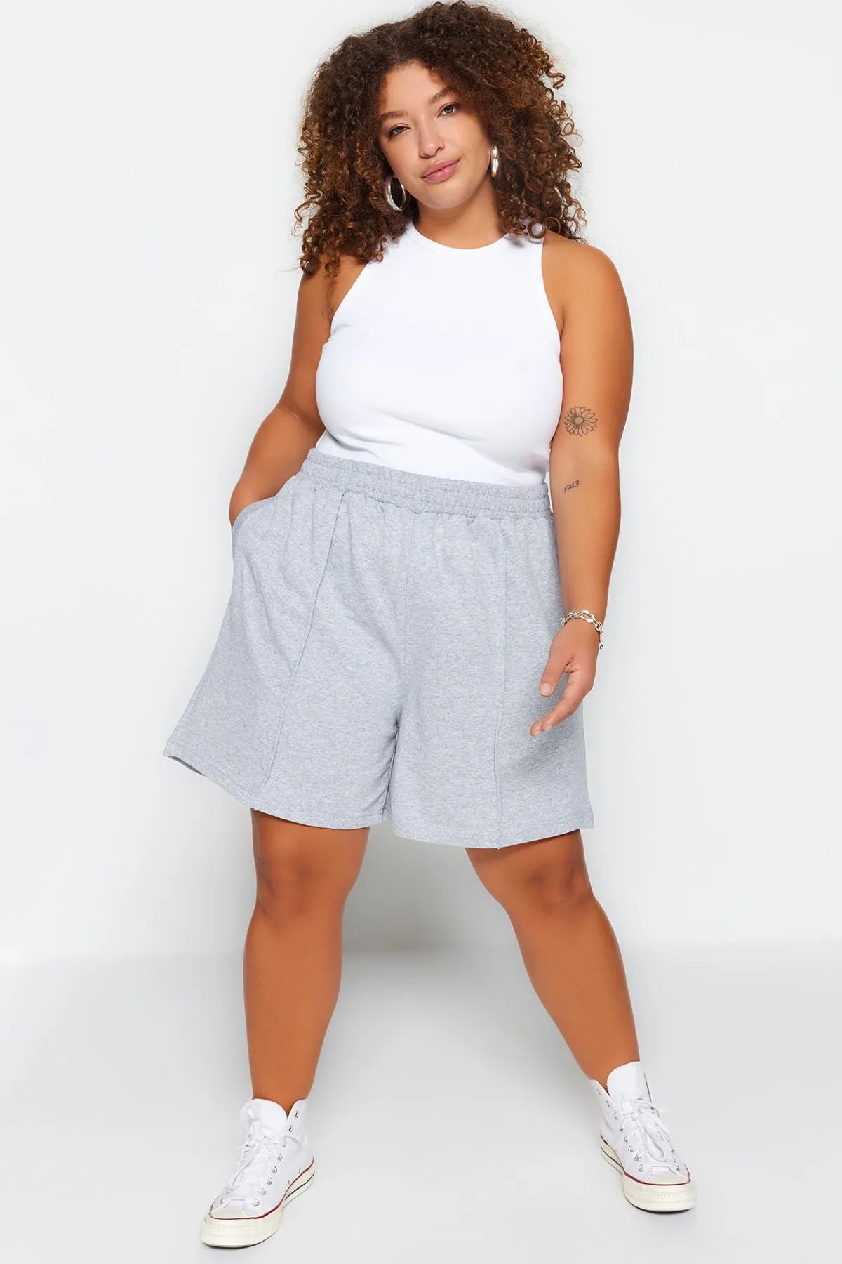 Trendyol Curve  Graue dünne gerippte Strickshorts TBBSS23AP00004