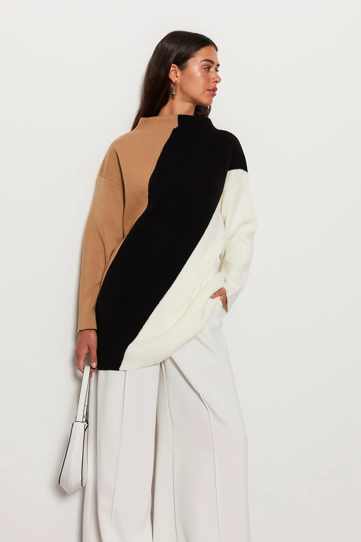 Trendyol Modest  Beigefarbener Farbblock-Strickpullover mit hohem Kragen TCTAW24AK00006