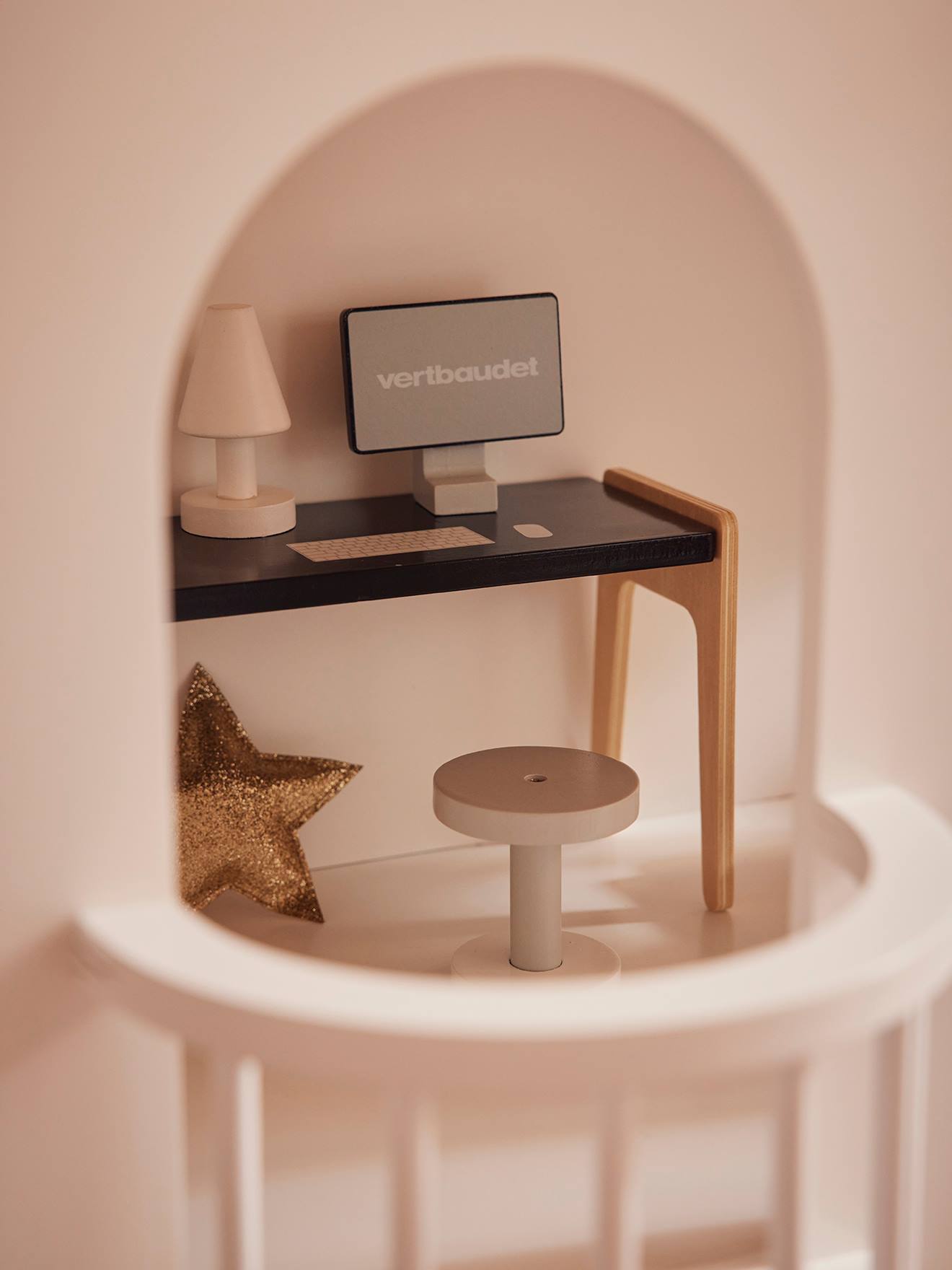 Maison de poupée mannequin Romantique en bois FSC® multicolore
