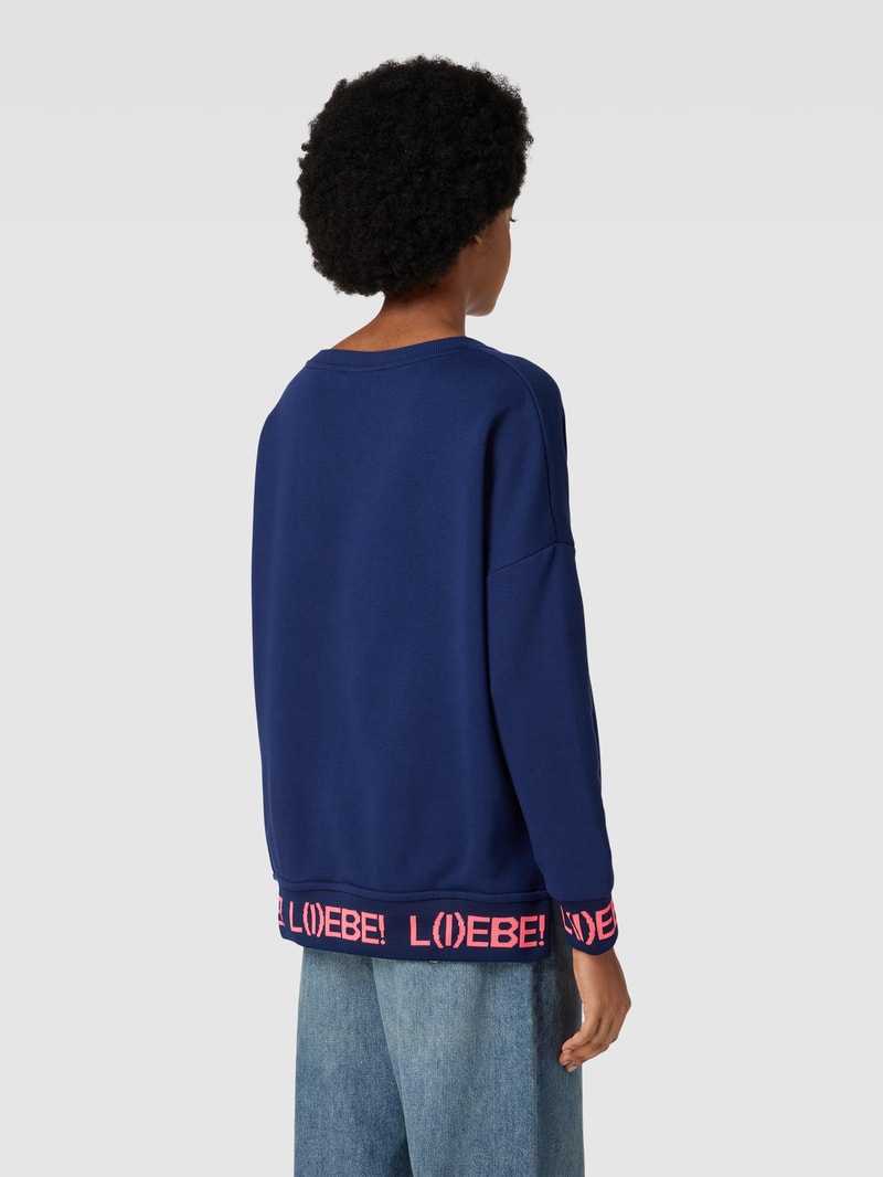 Sweatshirt mit Ziersteinbesatz Modell 'L(I)EBE!' in marineblau