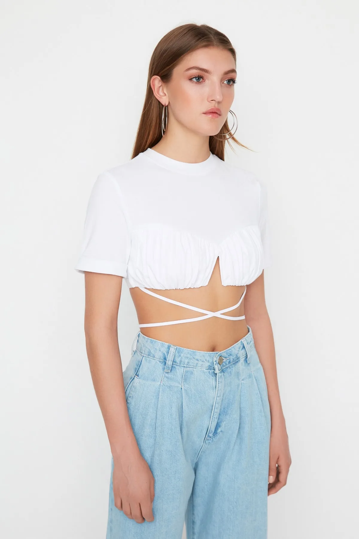Trendyol Collection  X Sagaza Studio Weißes Bustier mit Krawatte und detailliertem Ausschnitt TPRSS22BS00013